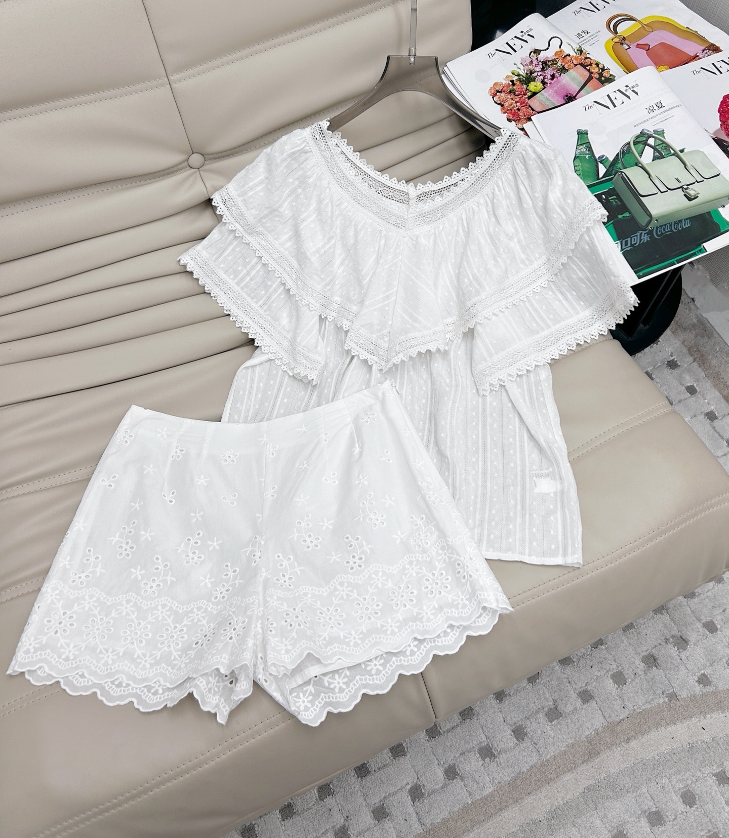 NO:334915,Tops and shorts 25Ss new style, small V-neck lace hollow embroidered top   shorts two-piece set, V-neck design and embroidered hollow, super layered beauty, age-reducing fashionable, one set of matching is very stylish, recommended 2 colors and 3 sizes, shorts, alexander wang19860909上衣短裤25Ss新款 小V领蕾丝拼镂空绣花上衣 短裤两件套,V领设计搭配绣花镂空,超有层次美感 减龄时髦 一套搭配非常有型,推荐2色3码,,shorts,alexander wang,Women's clothing