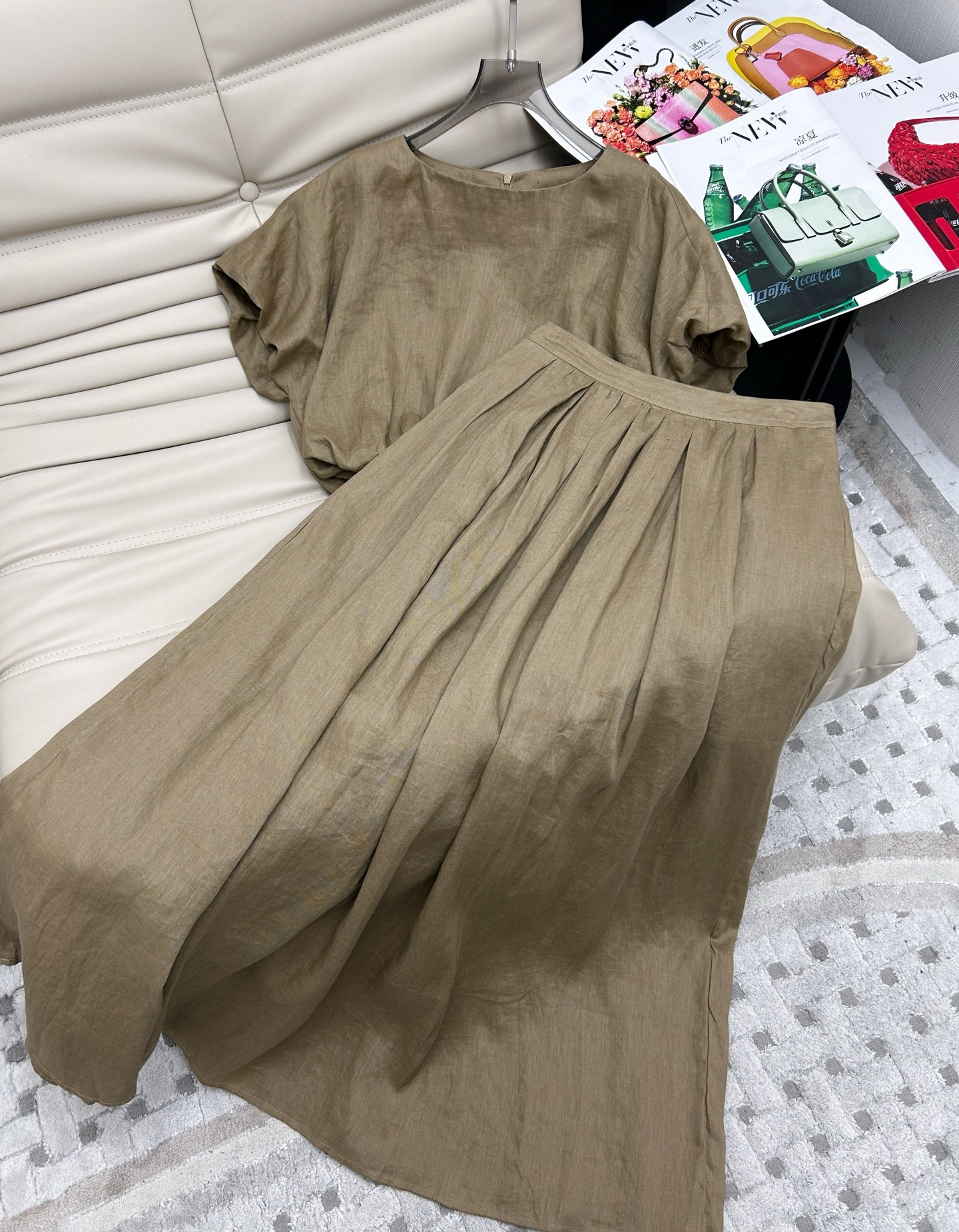 NO:412894,Exclusive first-order original quality, new products in 25 years!  Round neck short top with high waist skirt suit, beautiful little fairy white and rich beauty artifact!  Classic round neck short style is versatile and fashionable and high-end. SML, skirts, alexander wang19860909独家首发原单品质 25年新品！圆领短款上衣高腰半身裙套装,绝美小仙女白富美神器！经典圆领短款版型百搭不挑人时髦又高级.码数SML,,skirts,alexander wang,Women's clothing