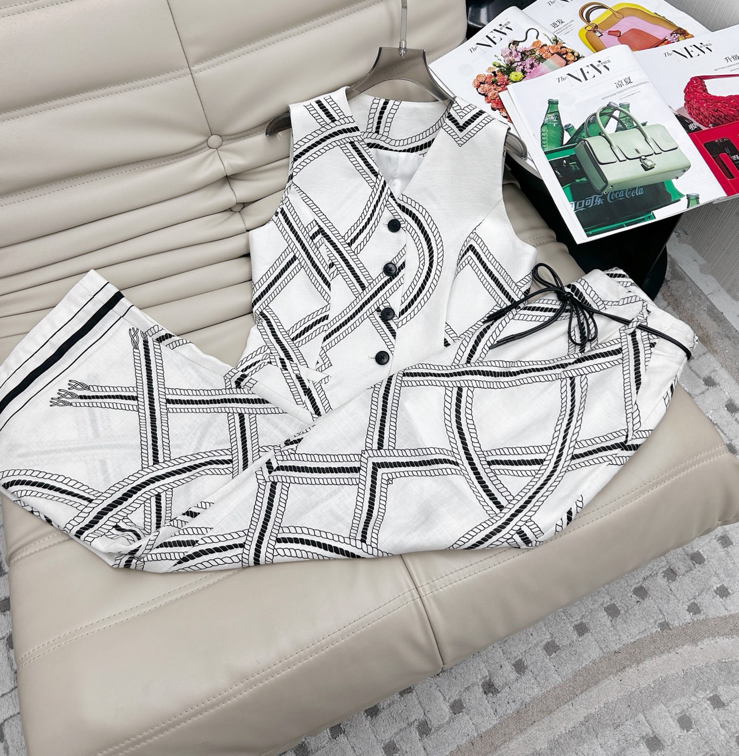 NO:411851,New models are available today!  25 new high-end customization!  Heavy printed set, pure linen fabric!  , Minimalist old Qian style linen braided rope printed vest with high waist niche, tall wide-leg pants linen two-piece set!  Three-dimensional geometric cutting!  Atmospheric and light luxury style. SML, alexander wang19860909今日新款上新啦！25新款高端定制！重磅印花套装,纯亚麻面料！,极简老钱风亚麻编织绳印花马甲高腰小众显高挑阔腿裤亚麻两件套 ！立体几何裁剪！大气轻奢风.码数SML,,alexander wang,Women's clothing