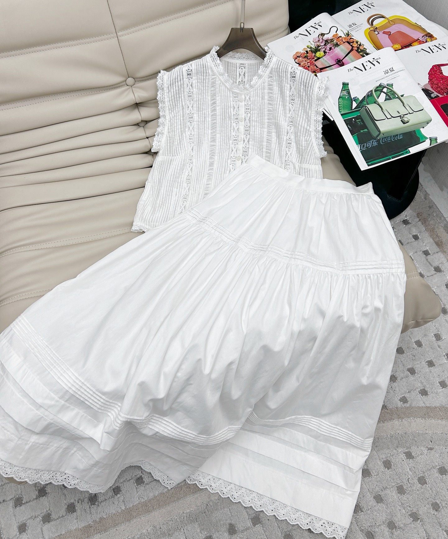 NO:412919,Top, new summer dress style, elegant lace embroidered top + skirt suit, with its own aura and full of fashionable feeling, making many trendy people love it, the details show quality, perfectly modify the body shape curve, and the upper body is so beautiful!  SMS, skirts,alexander wang19860909上衣 半裙夏装新款 气质优雅蕾丝绣花小上衣＋半身裙套装,自带气场又时髦感满满,让众多潮人爱不释手,细节处彰显品质,完美修饰体型曲线,上身美到爆 ！码数ＳＭＬ,,skirts,alexander wang,Women's clothing