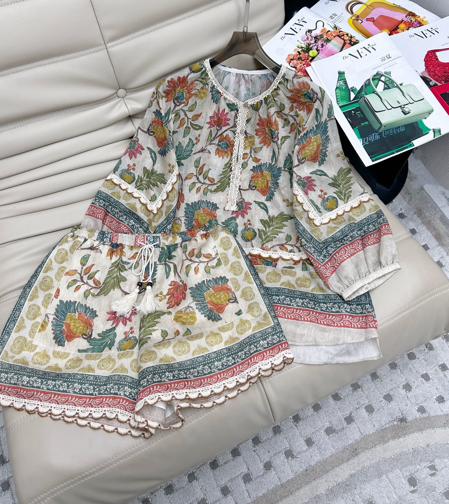 NO:415512,New ~ 25-year new product set, a must-have summer outfit ceiling!  Unlock the two-piece set of lazy and high-waisted shorts with high-waisted shorts, the loose fit adds laziness and casualness. The shorts are elastic and perfectly adapted to different waist circumferences, which are convenient and comfortable to put on and take off, and cleverly modify the waist and hip lines. The pattern of the suit is the finishing touch!  Exquisite printed patterns, each with unique charm, not ostentatious but eye-catching enough. SML, shorts, shirts, alexander wang19860909上新啦～ 25年新品套装,夏日必备穿搭天花板！解锁慵懒高级感印花衬衫高腰短裤两件套 ,宽松版型增添慵懒随性.短裤采用松紧设计,完美适配不同腰围,穿脱方便又自在,还巧妙修饰腰臀线条,套装的花纹更是点睛之笔！精致的印花图案,每一个都独具韵味,不张扬却足够吸睛 .码数SML,,shorts,shirts,alexander wang,Women's clothing