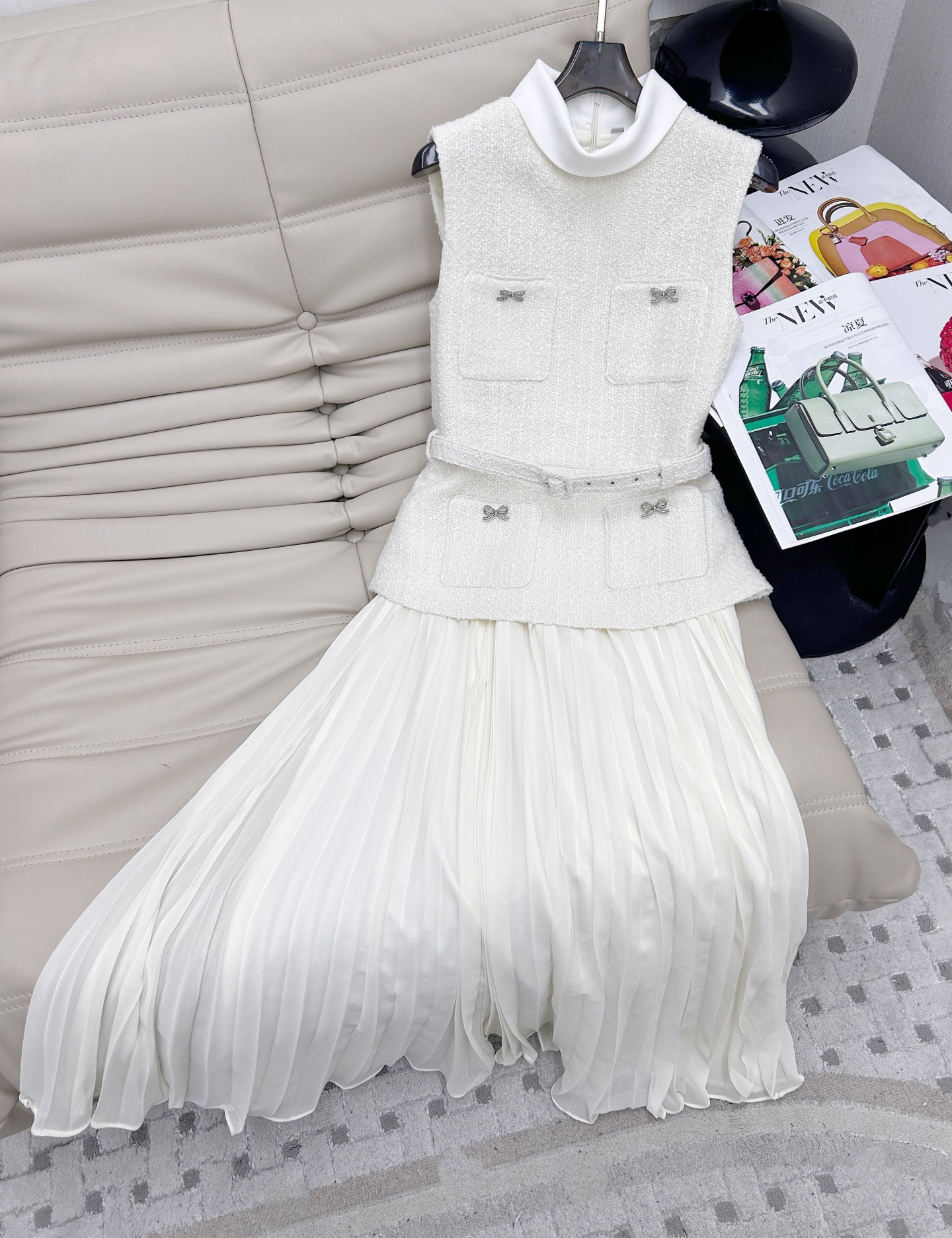 NO:415586,——25ss Fashionable and elegant dress, Xiaoxiang style fake two-piece design, slim Hepburn's temperament and famous goddess style, a goddess style dress that is highly recommended, with sleeveless vest waist design and pleated large skirt, easily outlined the slim waist, making the legs longer, exquisite and unique, making the visual sense richer. Simple, elegant and elegant, exquisite bow brooch decoration, fashionable and sweet, and more design-like aura like a noble lady. SML, skirts, brooch, breastpin, alexander wang19860909——25ss 时尚优雅连衣裙,小香风假两件设计,显瘦赫本气质名媛女神范,强烈推荐的一款女神范连衣裙,无袖马甲拼接收腰设计与压褶大裙摆,轻松勾勒小蛮腰,更显腿长,精致独特,让视觉感更加丰富 简约大气优雅大方,精致蝴蝶结胸针装饰,时髦甜美,更显设计感犹如贵族小姐般的气场.码数SML,,skirts,brooch，breastpin,alexander wang,Women's clothing