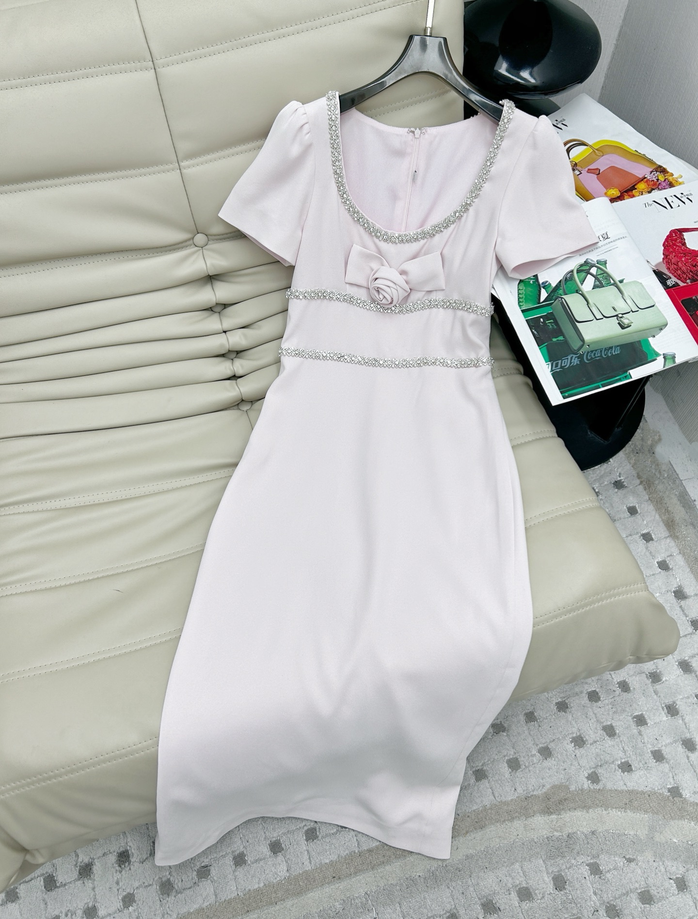 NO:415570,25-year new style elegant pink diamond collar short-sleeved waist-hugging dress, perfectly blending French romance and classical style, imported custom fabrics are full of texture, U-neck with diamond-set design, every move, three-dimensional flowers on the chest are embellished with elegance and nobleness, making you look very beautiful and eye-catching, both on daily travel and on dates and parties. SML, skirts, T-shirt, alexander wang1986090925年新款 优雅粉色钻领短袖收腰连衣裙,将法式浪漫与古典风情完美融合,进口定制面料 质感十足,U领搭配订钻设计,举手投足间,胸前立体花朵点缀尽显优雅与矜贵.让你无论是日常出行还是约会聚会都非常好看亮眼.码数SML,,skirts,T-shirt,alexander wang,Women's clothing