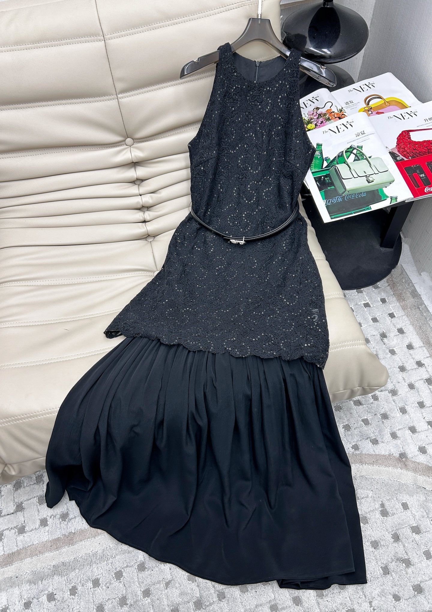 NO:416225,Hot 25ss new style, sleeveless fake two-piece embroidered dress, round neck sleeveless design, temperament brand, upper body embroidery design splicing hem, fake two-piece visual effect is very outstanding, natural waist-hugging skirt, slimming match, fake two-piece design is fashionable and elegant. 2 color code SML, skirts, alexander wang19860909爆款 25ss新款 无袖假两件绣花连衣裙,圆领无袖设计,气质大牌,上半身绣花设计拼接下摆,假两件视觉效果非常出彩自然收腰裙型,显瘦搭配,假两件设计穿着时尚大方.2色码数SML,,skirts,alexander wang,Women's clothing