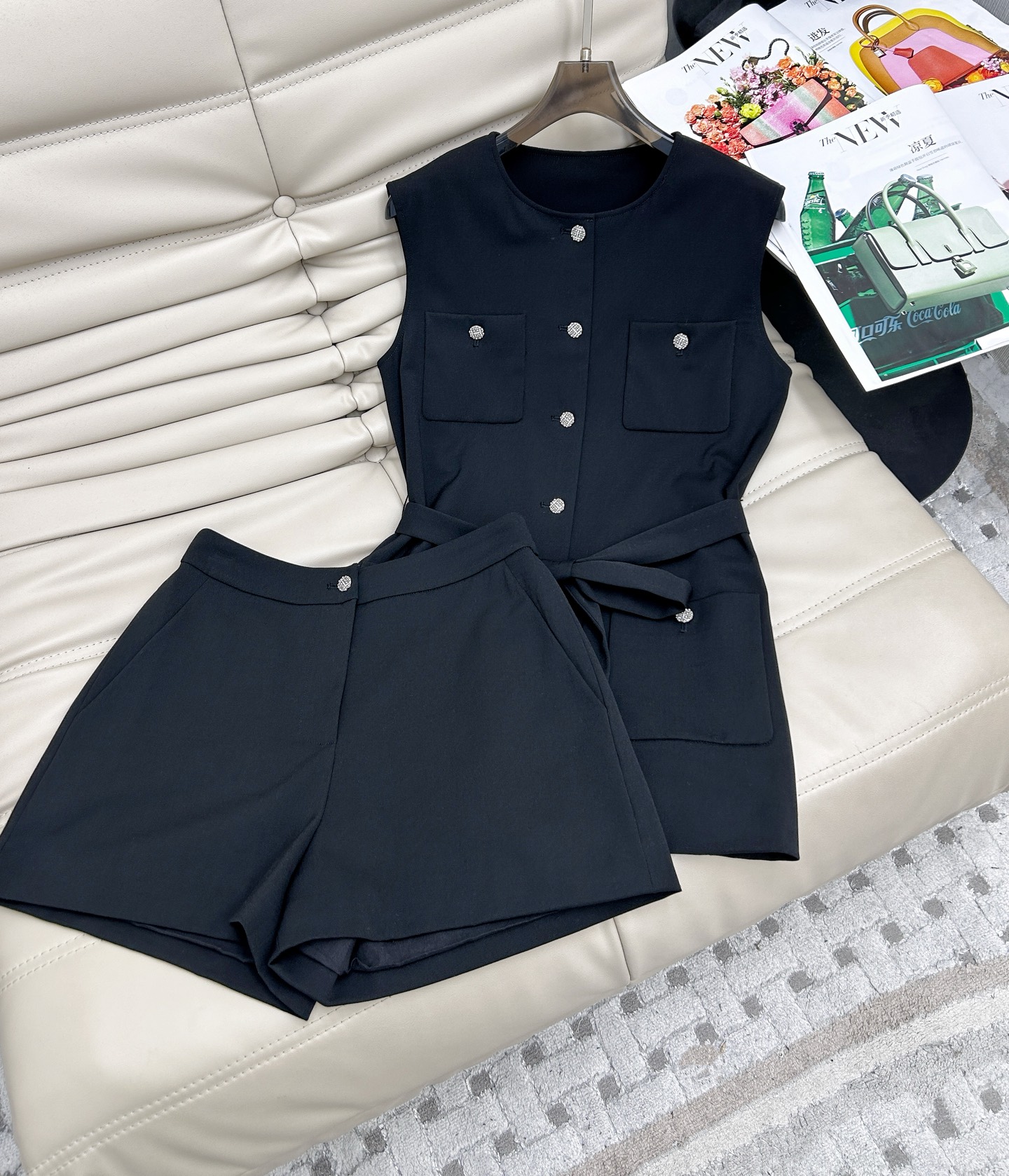 NO:750725,26 new products. Customized fabric vest suit. No worries for daily outings. A casual suit will look stylish when going out. It adopts a round neck design. The vest comes with a belt. Three-dimensional tailoring. It shows off your figure. It is matched with diamond buckles and has a sense of detail. It is crisp and stylish. Three sizes,,1986090926新品 采用定制面料马甲套装 日常出街无烦恼 随意一套出门就很有范 采用圆领设计 马甲配有腰带搭配 立体剪裁 很显身材 搭配钻扣很有细节感挺括有型 三码,,,Women's clothing