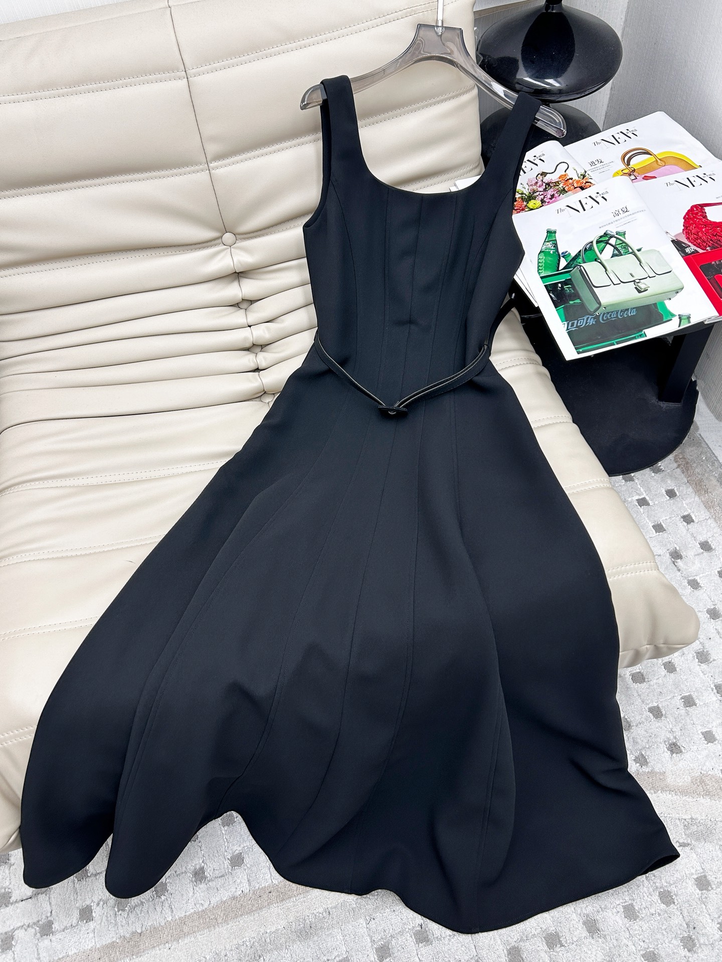 NO:416878,New 25 years of new style, effortlessly beautiful black suspender skirt, customized fabric, excellent texture, high recognition + large skirt, sexy and elegant, every move exudes a strong sense of wealth, rich layering, noble and elegant temperament, and the body curves are easily concave, making every step of walking suffocating, the atmosphere is full of SML, skirts, alexander wang1986090925年新款 美得毫不费力的黑色吊带裙 定制面料,质感超赞,高辨识度+大裙摆 单穿性感优雅 举手投足都散发浓浓的千金感 叠穿层次丰富 高贵优雅的气质油然而生轻松凹出流畅的身形曲线 让每一步走动都令人美得窒息 氛围拉满 SML,,skirts,alexander wang,Women's clothing