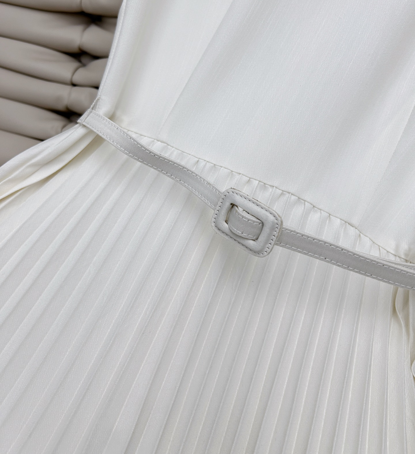 Elegant Sleeveless Pleated Dress - Flattering A-Line, Perfect for Any Occasion 4 i1748168491479 9641 0 2