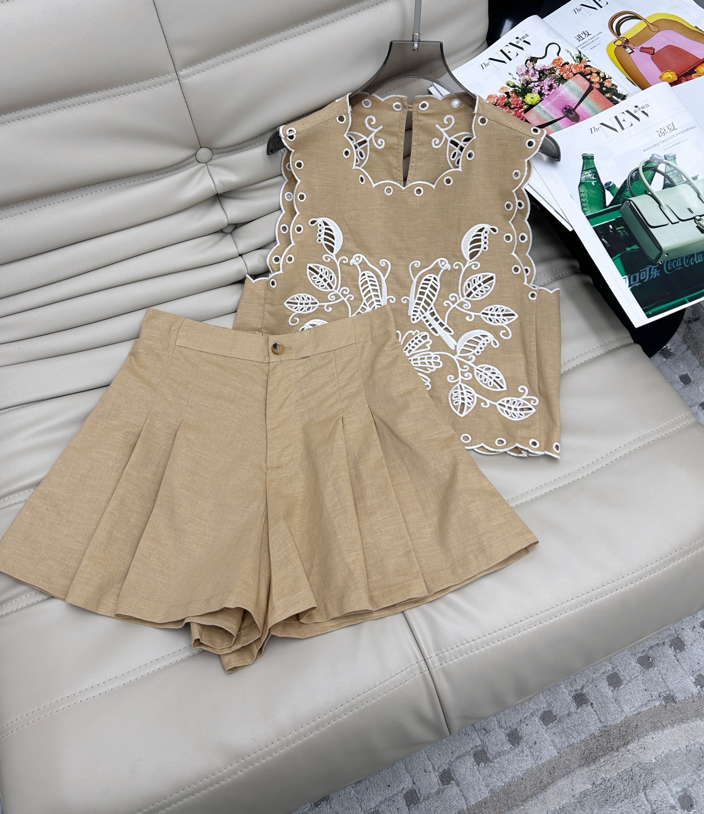 NO:419484,Top Skirt - New 25ss linen-blend hollow embroidered vest shorts Two-piece set Heavy industry hollow embroidery, as fine and exquisite as ever, you can feel the ingenuity when you get the craftsmanship details, and the waist is slim with cut curves. Paired with shorts in the same color, a set of top looks super good. S M L, skirts, shorts, alexander wang19860909上衣 半裙——新款 25ss 亚麻混纺材质镂空刺绣马甲短裤 两件套 重工镂空绣花,一如既往的精细精美,工艺细节拿到手都能感受到匠心,裁剪弧度显的腰身纤瘦.搭配同色系短裤 一套上身超级好看.码数S M L,,skirts,shorts,alexander wang,Women's clothing