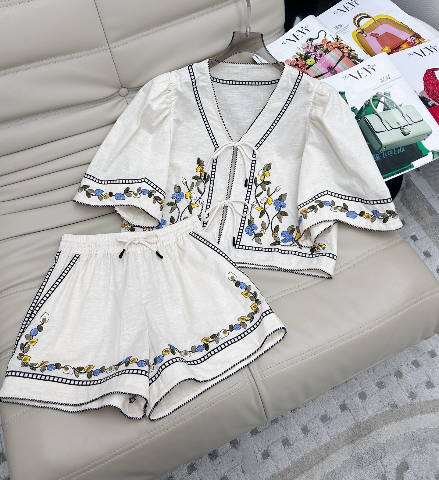 NO:419505,Tops, 25SS new style, embroidered loose tops, high waist shorts, two-piece set, summer relaxed atmosphere, loose doll style, super age-reducing, neatly cut, super slimming, custom embroidered lace, super beautiful details, adjustable collar design, full of wear, whether it is traveling or daily casual outfit, it is super beautiful, easy to wear and cool while retaining a full age-reducing girlish feeling, super love, one color, three sizes, shorts, alexander wang19860909上衣 裤25SS 新款 刺绣宽松小上衣高腰短裤 两件套 夏日松弛氛围感穿搭 宽松娃娃版型超绝减龄感 裁剪利落上身超级显瘦 定制的刺绣花边 细节都超级美 绑带可调节领圈设计 实穿度拉满 无论是出游穿搭或是日常休闲穿搭都超美 轻松穿出清冷感的同时又保留了满满减龄的少女感 超爱 一色三码,,shorts,alexander wang,Women's clothing