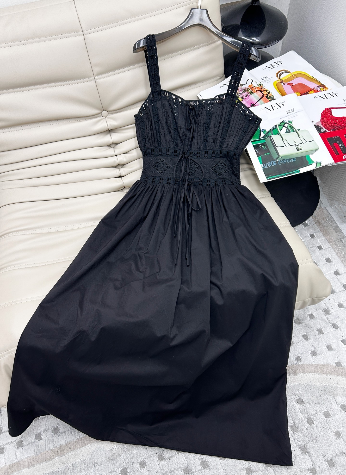 NO:423186,The first 25-year new model is released. Black drawstring strap bow-knot suspender skirt, lace spliced ​​embroidered suspender skirt, skirt body splicing design, a model with an atmosphere halo, customized embroidered splicing fabric, smooth fabric and good feel. The suspender neck design reveals the slender collarbone and shoulder neck, which is simply too beautiful! Absolute C-position support.SML, skirts, alexander wang19860909爆款首发25年新款 黑色抽绳绑带蝴蝶结吊带裙,蕾丝拼接绣花吊带裙,裙身拼接设计,自带氛围光环的一款,定制绣花拼接面料,面料柔顺 手感佳 吊带领设计露出纤细的锁骨和肩颈,简直不要太美! 绝对的C位撑场子.SML,,skirts,alexander wang,Women's clothing