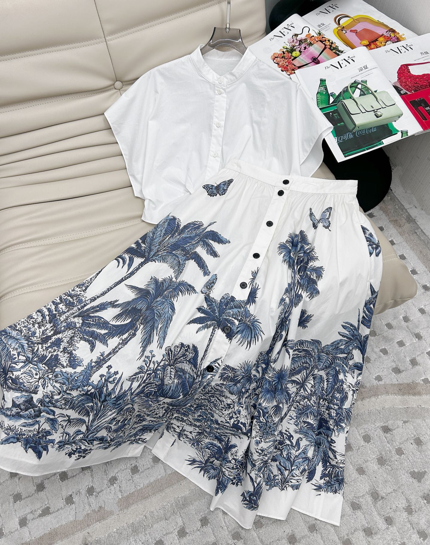 NO:418037,Shirts, exclusive original quality for skirts, Di*r 25ss new coconut butterfly ink painting printed button skirt short skirt two-piece set, skirt A-line skirt hem button design, ink painting dyeing technology, with three-dimensional picture, matched with short tops, versatile and fashionable, top hem strap design, style design is super good looking SML, skirts, alexander wang19860909衬衣 半裙独家首发原单品质,Di*r 25ss新款椰树蝴蝶水墨画印花纽扣半裙短款小上衣两件套,半裙A字裙摆纽扣设计 水墨画染工艺,自带立体感画面 搭配短款小上衣 百搭又时尚,上衣下摆绑带设计,版型设计超好看 闭眼入码数SML,,skirts,alexander wang,Women's clothing