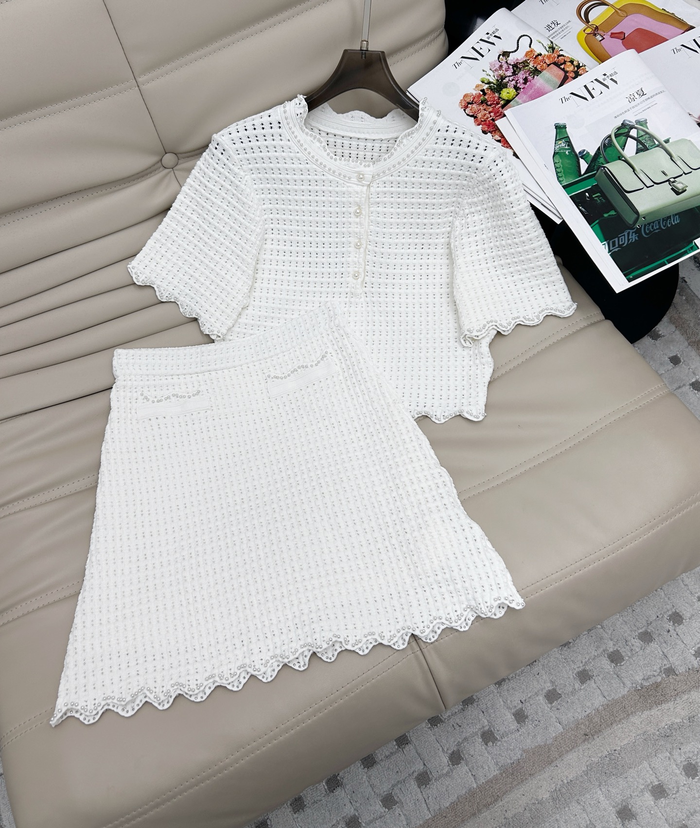 NO:430594,Ss New Pearl Button Round Neck Knitted Hollow Small Top High Waist Skirt Two-piece Set, Super Elegant and Fairy-like Pearl Button Design Sweet and Playful, Very Girly Elements Will Not Be Overly Sweet, Slim Style Does Not Pick the Body, Fashionable and Versatile SML, Skirts, Alexander Wang19860909ss 新款 珍珠扣圆领针织镂空小上衣高腰半裙 两件套套装, 超级优雅仙气十足 珍珠扣设计甜美俏皮 很少女的元素又不会甜美过头 修身显瘦的版型不挑身材,时髦百搭 SML,,skirts,alexander wang,Women's clothing