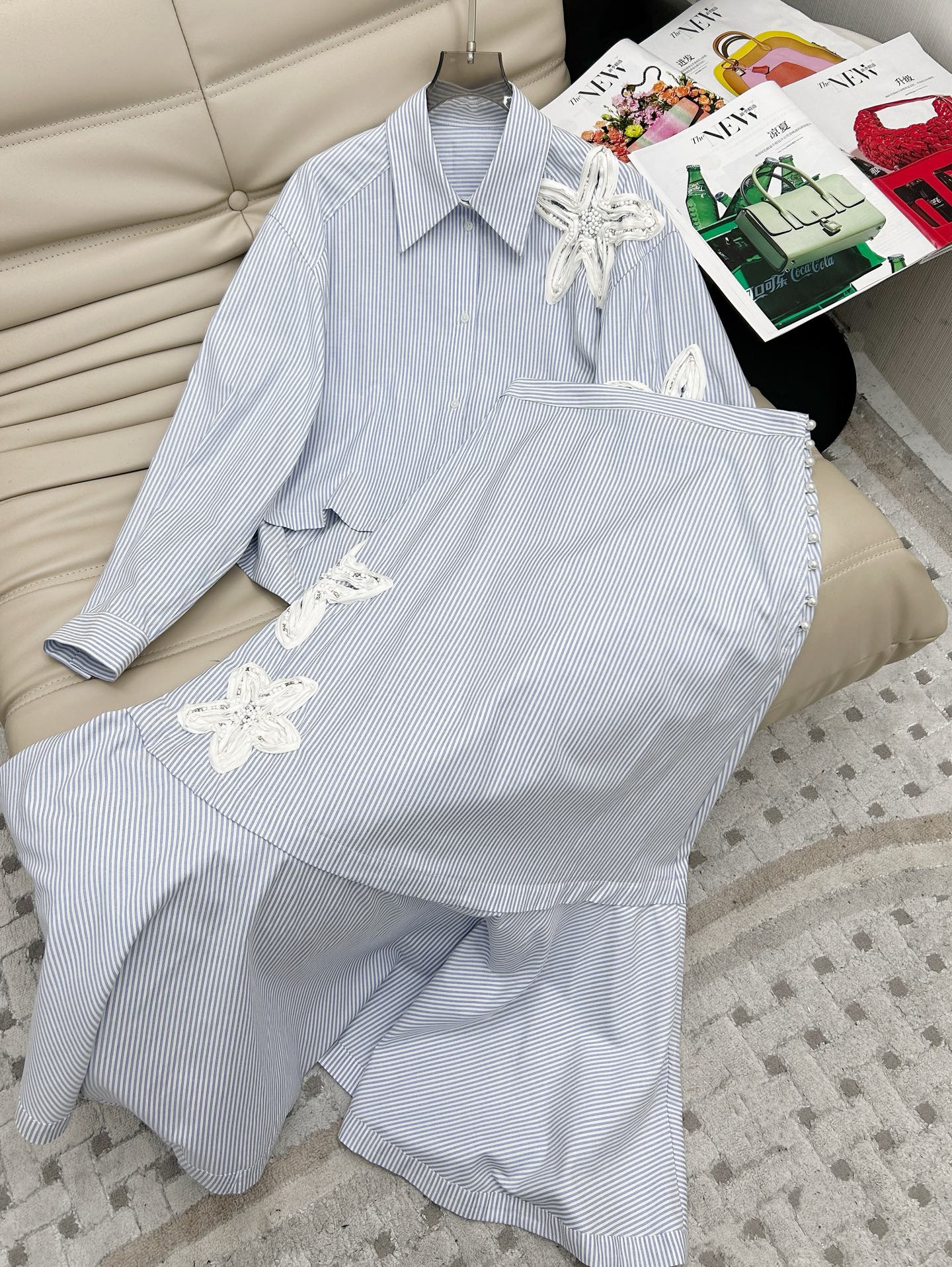 NO:419789,Shirts and skirts on new high-end quality latest series!  Blue striped lapel-breasted shirt with high waist skirt, two-piece set, lapel long sleeve design, custom imported yarn, high-quality texture!  Classic fresh striped patterns, blue and white contrasting colors, vertical striped patterns are slim and fashionable. The heavy-industrial three-dimensional flower design at the waist of the skirt is fashionable and exquisite and elegant, and it is versatile for daily dates!  S-M-L3 code!  ,,skirts,alexander wang19860909衬衣 半裙上新高端品质最新系列！蓝色条纹翻领排扣衬衣高腰半身裙 两件套 翻领长袖设计 ,定制进口纱线,质感高级！经典清新条纹图案,蓝白撞色,竖条纹图案呈现显瘦时尚,半裙腰部重工立体花设计整体时尚且精致优雅,日常约会都百搭！S-M-L3码！,,skirts,alexander wang,Women's clothing