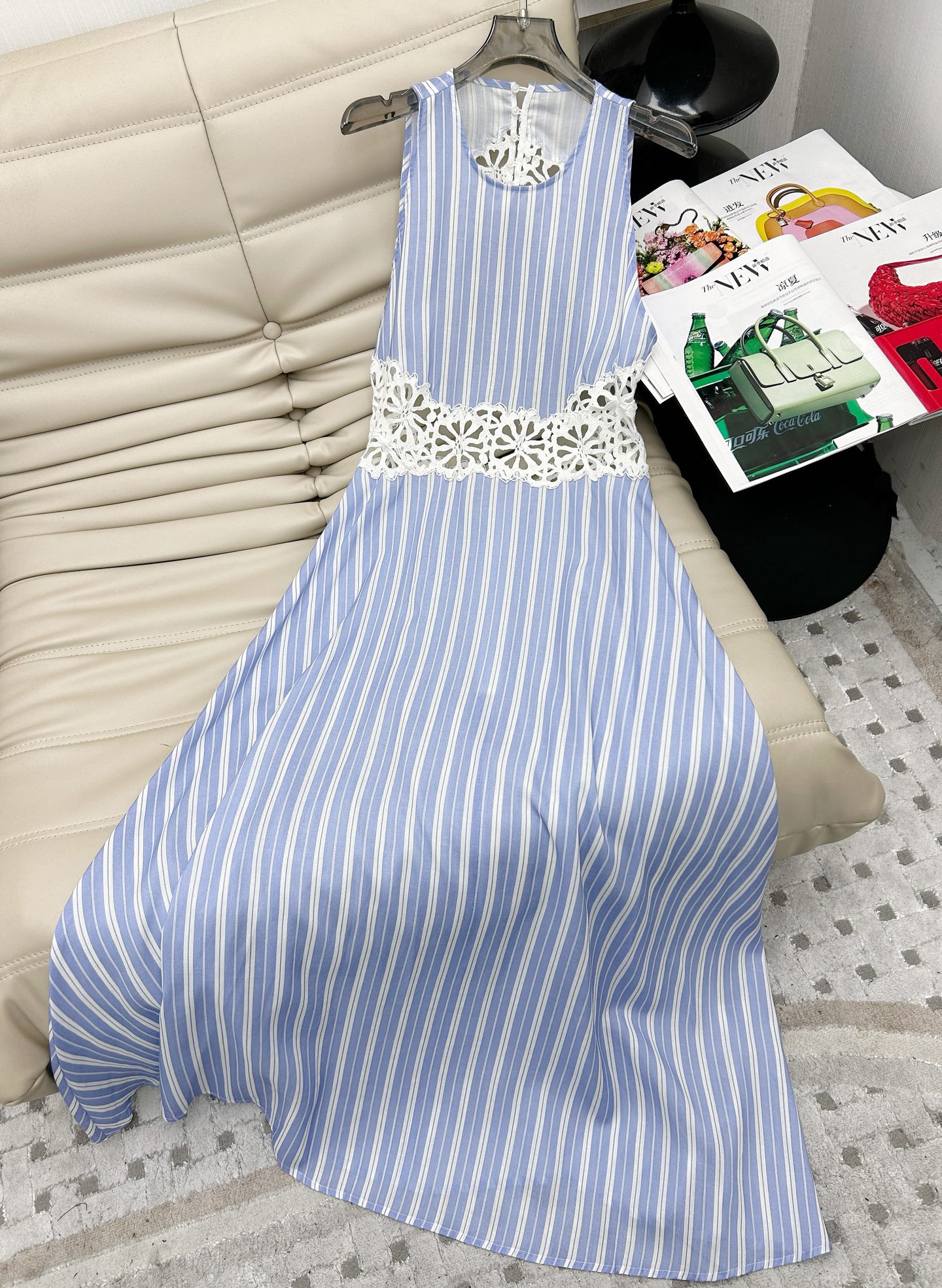 NO:419827,25SS new blue sleeveless striped hollow embroidery dress. Ice blue is simply beautiful. Full of age-reducing spirit and girlish feeling. The body is full of design. The back is heavy-industrial embroidery hollow design, simple and detailed. Fashionable wear items. It looks white and age-reducing. It is eye-catching and fashionable. The waist-reducing style is easy to make you look sml.,, skirts, alexander wang1986090925SS新款 蓝色无袖条纹镂空绣花连衣裙 冰蓝色简直美翻了 满满的减龄元气少女感 衣身充满设计感 后背重工绣花镂空设计, 简约不缺少细节 时髦穿搭单品 显白减龄绝绝子 吸睛又时髦 收腰版型轻松显瘦 sml.,,skirts,alexander wang,Women's clothing