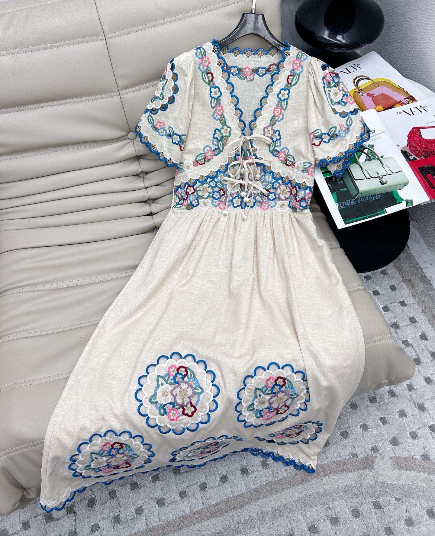 NO:419812,25 years new style holiday style embroidered dress, very fashionable color matching Embroidery matching Wrinkled fabric with a slack feeling Fashionable and gentle retro tone Recommended SML high version, skirts, alexander wang1986090925年新款 度假风绣花连衣裙, 很有时尚感的配色 刺绣搭配 褶皱肌理的面料自带松弛感 时尚又温柔的复古调调 推荐ＳＭL高版本,,skirts,alexander wang,Women's clothing