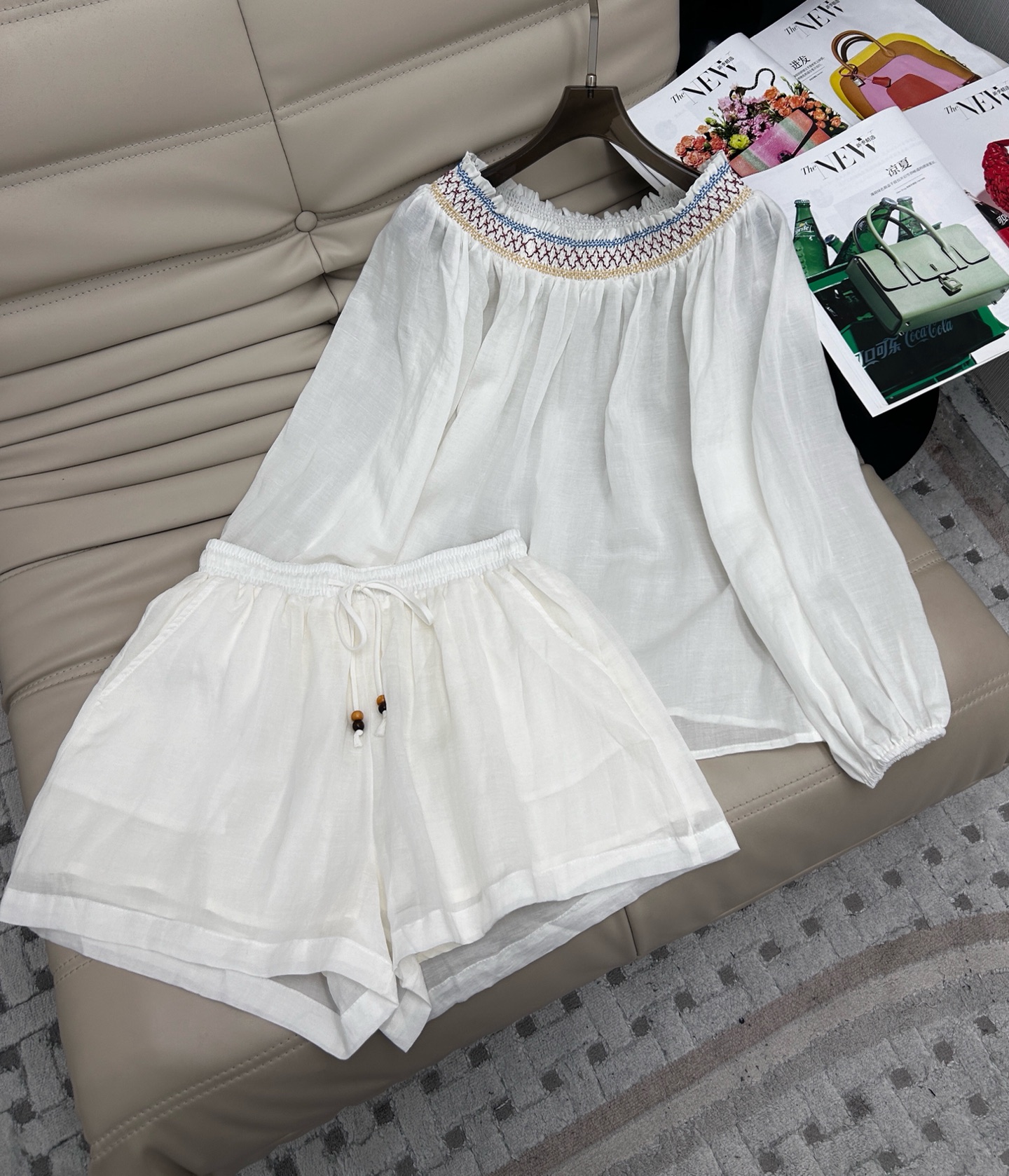 NO:421106,Fashionable design 25Ss————The latest heavy vacation style suit in summer, one-shoulder embroidery thread top + shorts, exquisite embroidery embellishment~very detailed, one-shoulder design is so lovely, casual and stylish, with a feeling of street photography bloggers, one-shoulder matching or single wear, one-size matching, one-size spot sml, shorts, shawls, alexander wang19860909时髦设计 25Ss————夏季最新款重磅度假风套装一字肩刺绣线上衣+短裤 精致刺绣点缀～很有细节感 一字披肩设计太爱了 腔调休闲感 很有范 自带街拍博主感觉 一套搭配或者单穿都很出色 一套搭配 一色现货发售sml,,shorts,shawls,alexander wang,Women's clothing