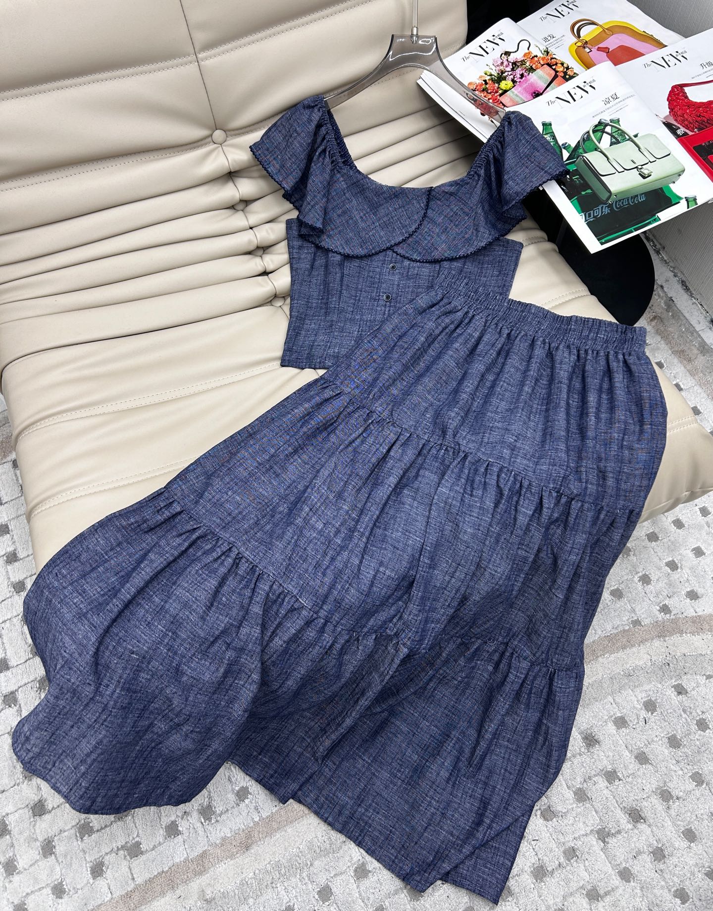 NO:434422,Ss romantic and elegant ruffled sweet blue high-waist denim skirt suit!  The sexy lotus leaves on the chest are decorated with exquisite and high-quality work, with exquisite and non-cumbersome details. The upper body is exquisite and textured, and it shows French romance and elegance when worn. It is a must-have for vacation or party!  ＳＭＬ,skirts,alexander wang19860909Ss浪漫优雅荷叶边可甜美蓝色高腰牛仔半裙套装！胸前性感荷叶花边点缀,既精致又高工,精致又不繁琐的细节处理,上身精致有质感,穿起来尽显法式浪漫与优雅,无论是度假还是参加派对的必备款！ＳＭＬ,,skirts,alexander wang,Women's clothing