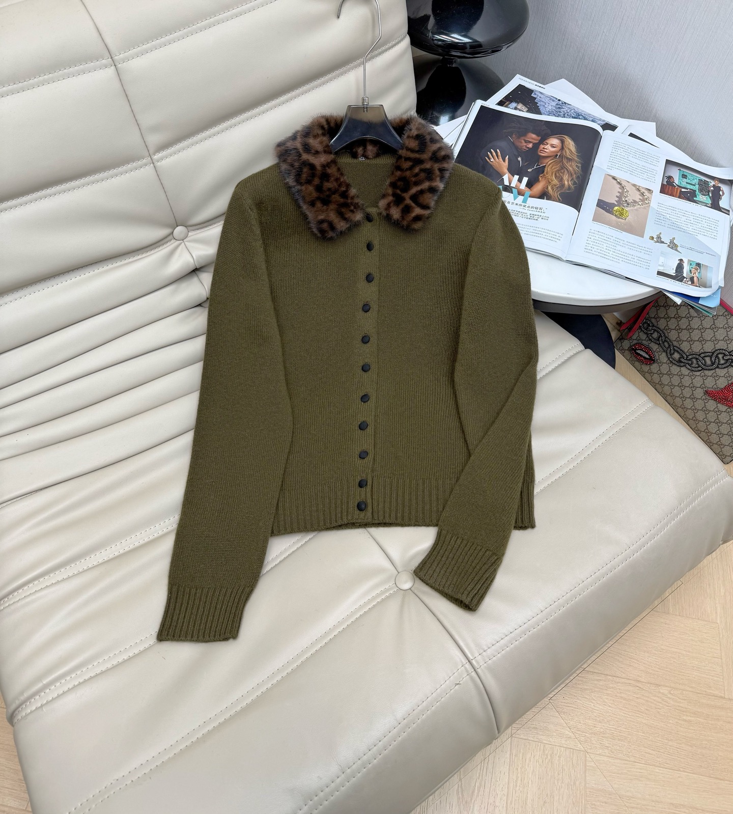 NO:605642,Popular recommendation: leopard print fur collar jacket and top. A must-have for autumn and winter, it can be used as a cardigan. It is thick and warm. It is simple and advanced. The fur collar is detachable. It is full of sophistication. 2 colors SML,,jackets & coats,alexander wang19860909爆款推荐豹纹毛领外套上衣 秋冬必备洋气可当开衫 加厚保暖 简单高级,毛领可拆卸 精致感十 足2色 SML,,jackets & coats,alexander wang,Women's clothing
