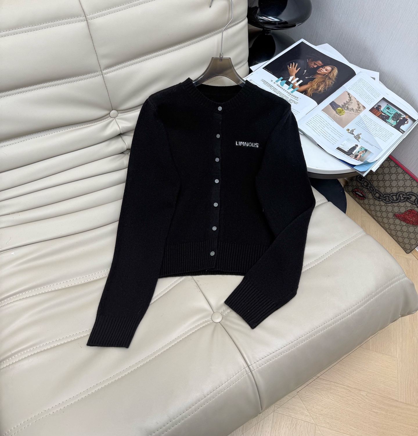 NO:605645,Exclusive first release of the latest autumn and winter loose wool tops. Lazy round neck cardigan with embroidered letter buttons. Fashionable and versatile. Slim fit. Monochrome. Size: SML M,,alexander wang19860909独家首发 新款秋冬最新款松弛羊毛上衣 慵懒圆领刺绣字母纽扣开衫 洋气百搭 版型显瘦 单色 码数SML M,,alexander wang,Women's clothing