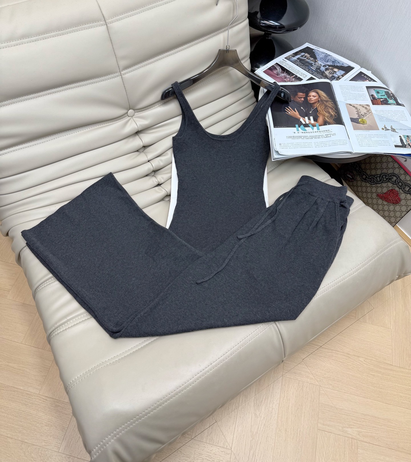 NO:605654,New style of suspender pants, high-end gray knitted cardigan, camisole, high-waisted trousers suit, luxurious temperament, white and rich beauty, a must-have for age reduction!  The classic V-neck style is flattering and super slimming!  Elegant and high-end!  Perfect workmanship quality depends on the details. Size SML.,,alexander wang19860909吊带裤子新款 高级灰针织开衫吊带背心高腰长裤 套装 奢华气质白富美必入减龄神器！经典V领不挑人版型超显瘦！气质优雅高级感！完美做工品质看细节 码数SML.,,alexander wang,Women's clothing