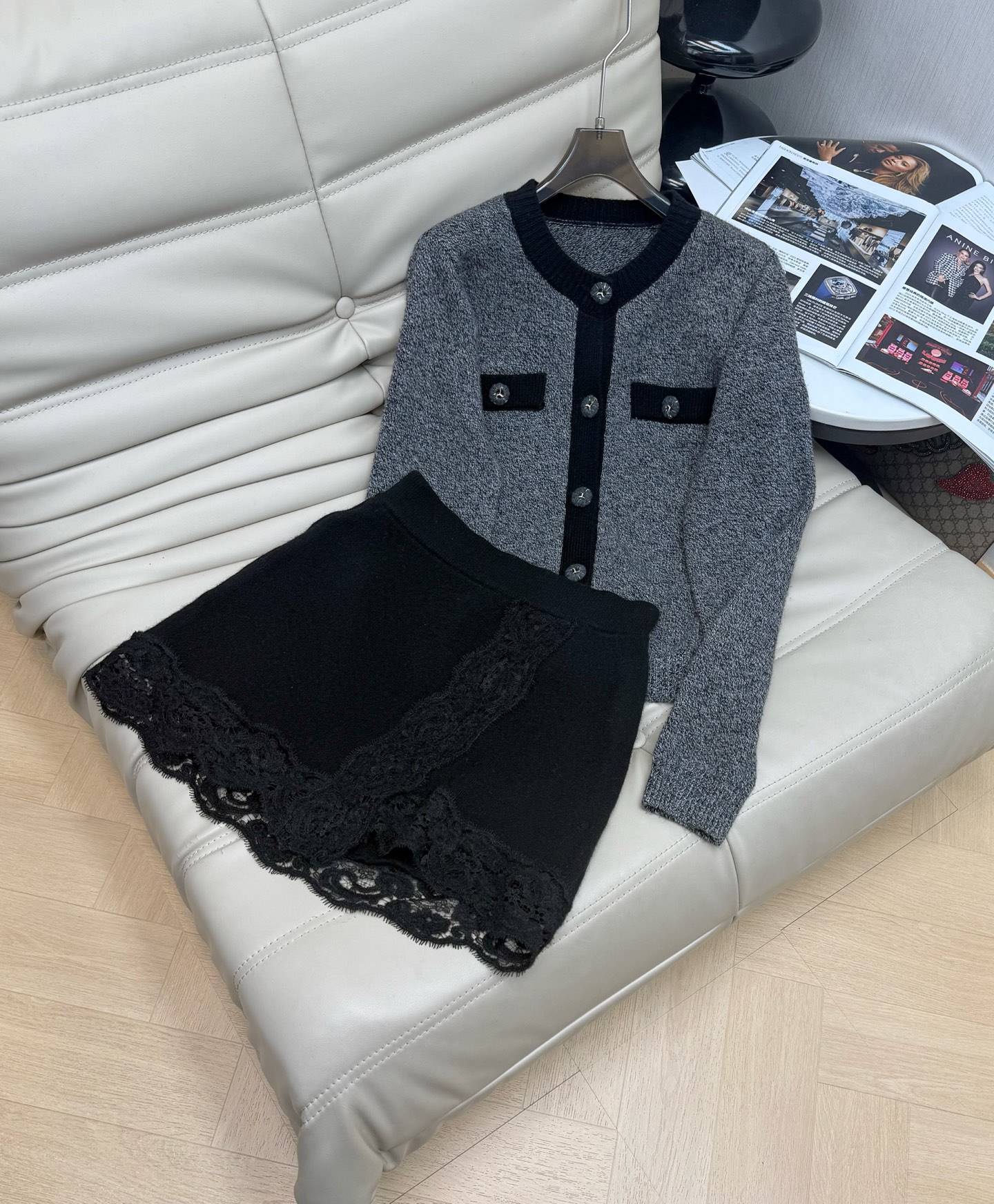 NO:684865,New debut styles on tops and skirts!  The knitted contrast color top is designed with a lace skirt suit. It can be separated and exquisitely customized with an irregular lace design skirt. The contrast color stitching of the top with the original collar is very slimming on the upper body. It has a fashionable temperament. It is recommended to wear alone or layered. Recommend SML, skirts,19860909上衣半裙上新首发新款！针织撞色上衣设计好拼蕾丝半裙套装 可分开P精致定制不规则蕾丝设计感半裙 上衣撞色拼接原领版型上身非常显瘦 时髦气质 单穿叠穿穿都推荐推荐SML,,skirts,,Women's clothing