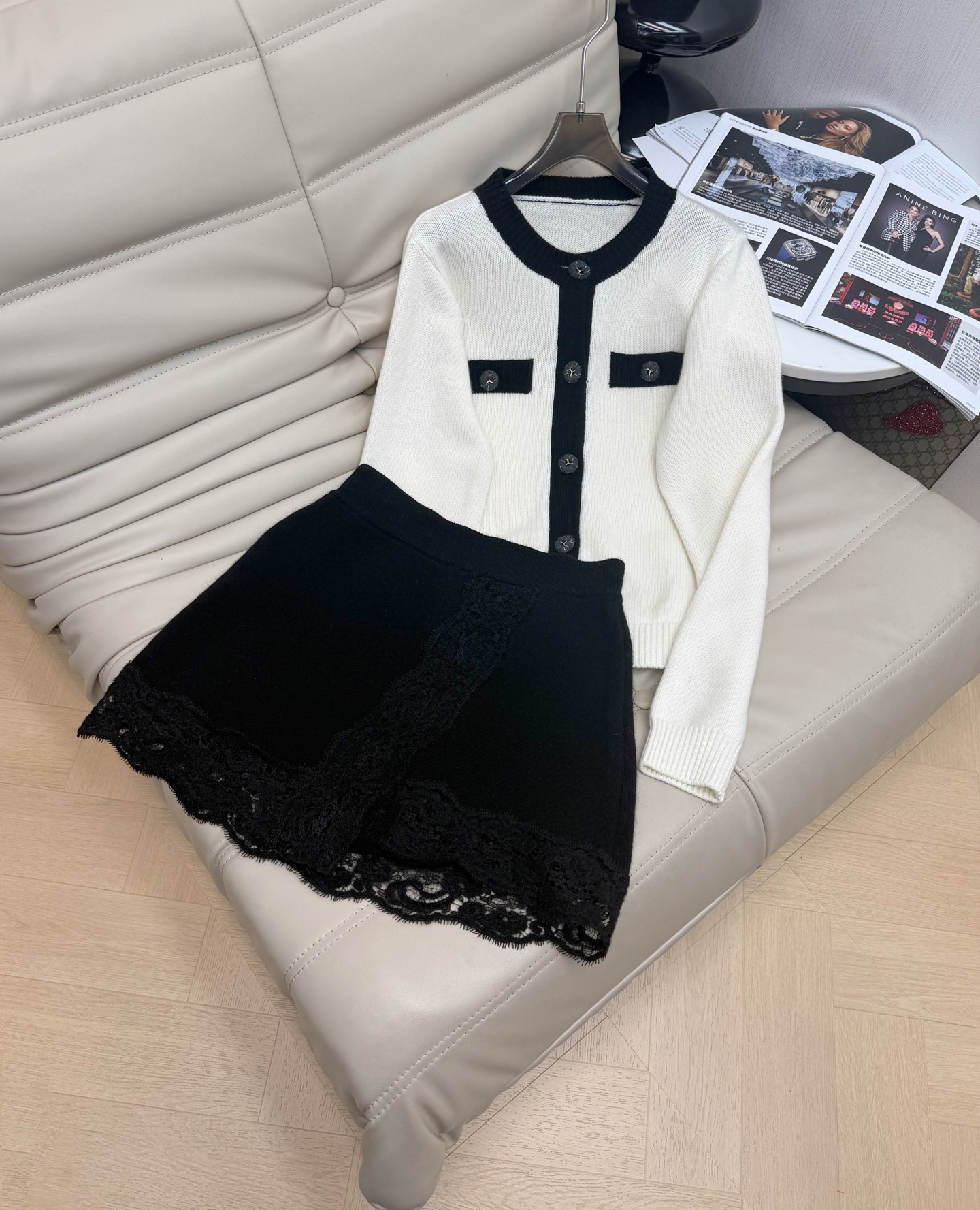 NO:684860,New debut styles on tops and skirts!  Knitted contrasting color top is designed with a lace skirt suit. It can be separated. Exquisitely customized skirt with irregular lace design. Top with contrasting colors and original collar. The upper body is very slim. It has a fashionable temperament. It is recommended to wear alone or layered. Recommend SML, skirts,19860909上衣半裙上新首发新款！针织撞色上衣设计好拼蕾丝半裙套装 可分开P 精致定制不规则蕾丝设计感半裙 上衣撞色拼接原领版型上身非常显瘦 时髦气质 单穿叠穿穿都推荐推荐SML,,skirts,,Women's clothing