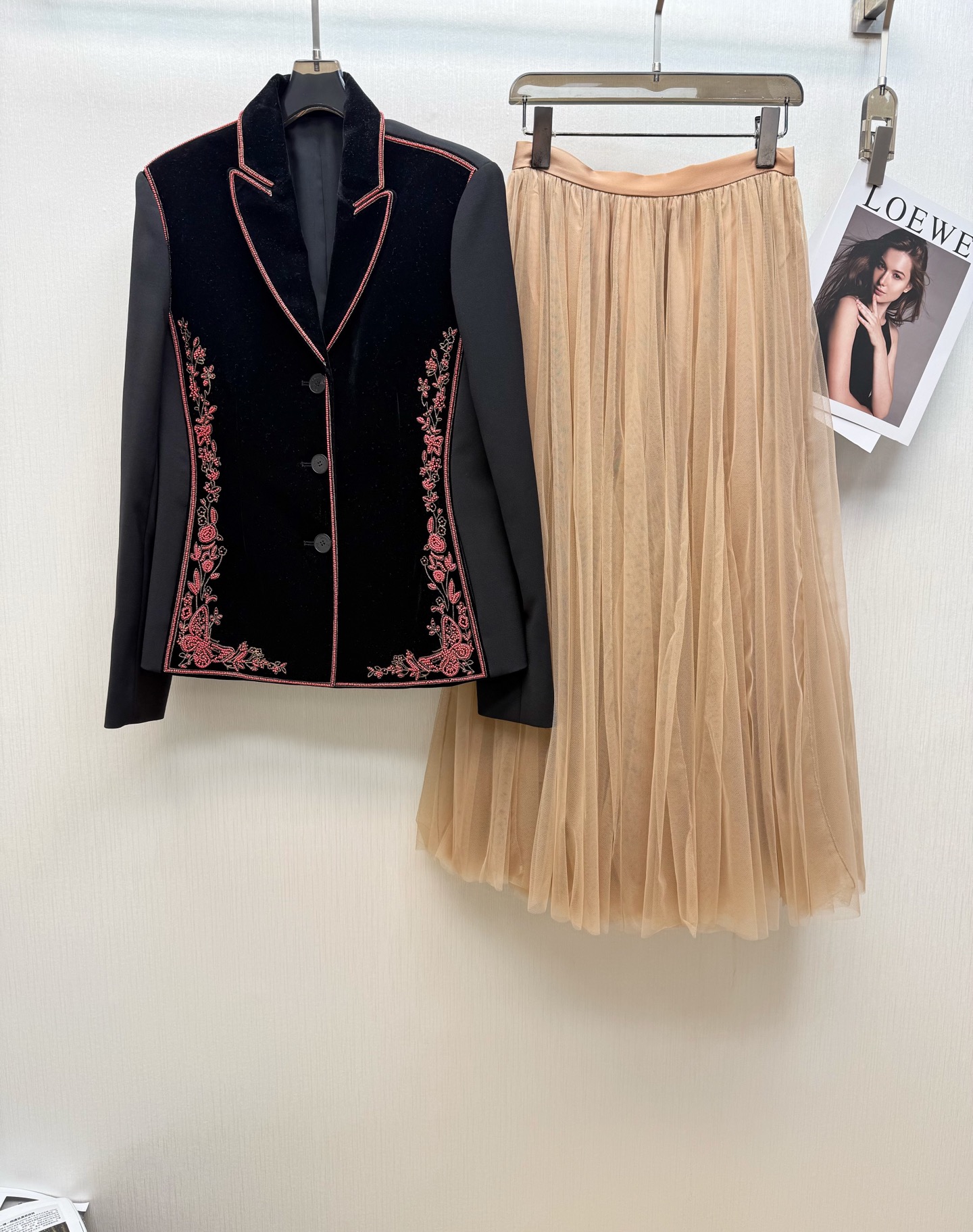 NO:685622,Jacket, semi-high-end style, 25 new styles from D’s counter, velvet spliced ​​blazer + imported mesh spliced ​​skirt, a set, classic, elegant, simple and generous coat, neat A-line tailoring, super tolerant to the figure, very slim and slim, showing brand charm, daily slimming, the upper body is simply stunning, simple and durable, super slim and covering the flesh, good for daily appointments and shopping, three sizes in one color, SML, dior, skirts, jackets & coats, business suit,19860909外套 半高定款 D家专柜同专25新款 丝绒拼接西装外套+进口网纱拼接半裙 一套 经典优雅又简洁大方的外套 利落的A字剪裁版型 对身材超级有包容性非常显瘦修身 显品牌魅力日常显瘦 上身简直绝啦 简约耐看 超级显瘦遮肉 日常约会逛街都不错 一色三码SML,,dior,skirts,jackets & coats,business suit,,Women's clothing