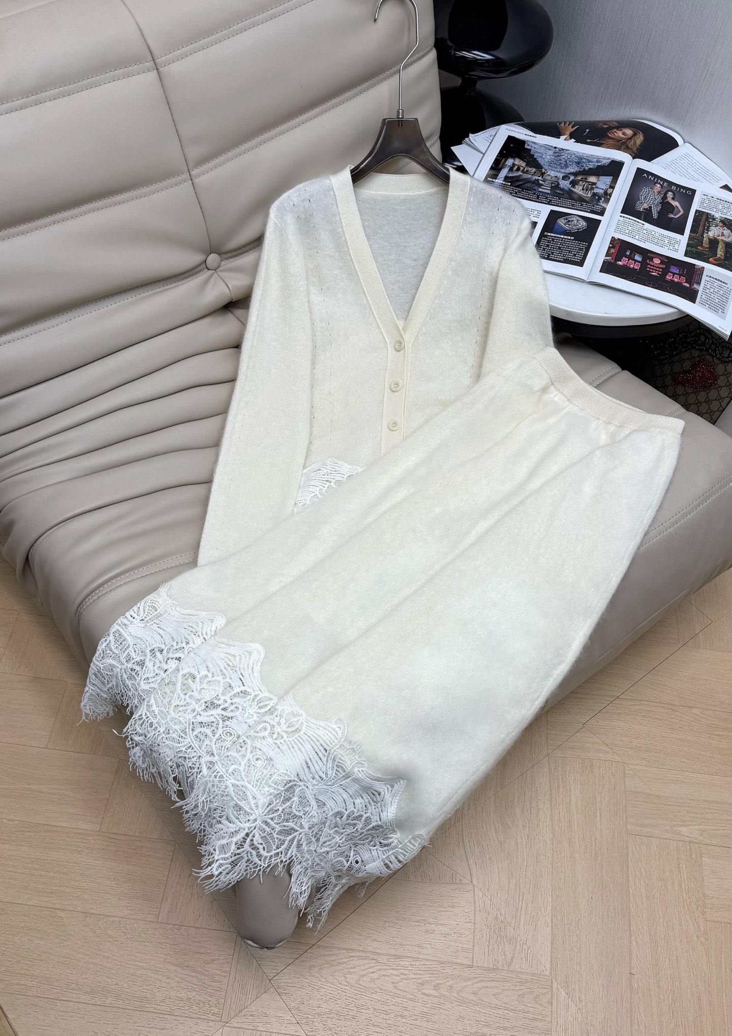 NO:685637,The latest French gentle style lace splicing knitted top + skirt set. Wool and cashmere blended fabric. The texture is super soft and delicate. Heavy hollow embroidery design. It looks slim and elegant with a high-end feel. Monochrome code number SML. MD,,skirts,19860909最新款法式温柔风蕾丝拼接针织上衣+半身裙套装 羊毛羊绒混纺面料 质感超柔软细腻 重工镂空刺绣设计 高级感显瘦又气质 单色码数SML. MD,,skirts,,Women's clothing