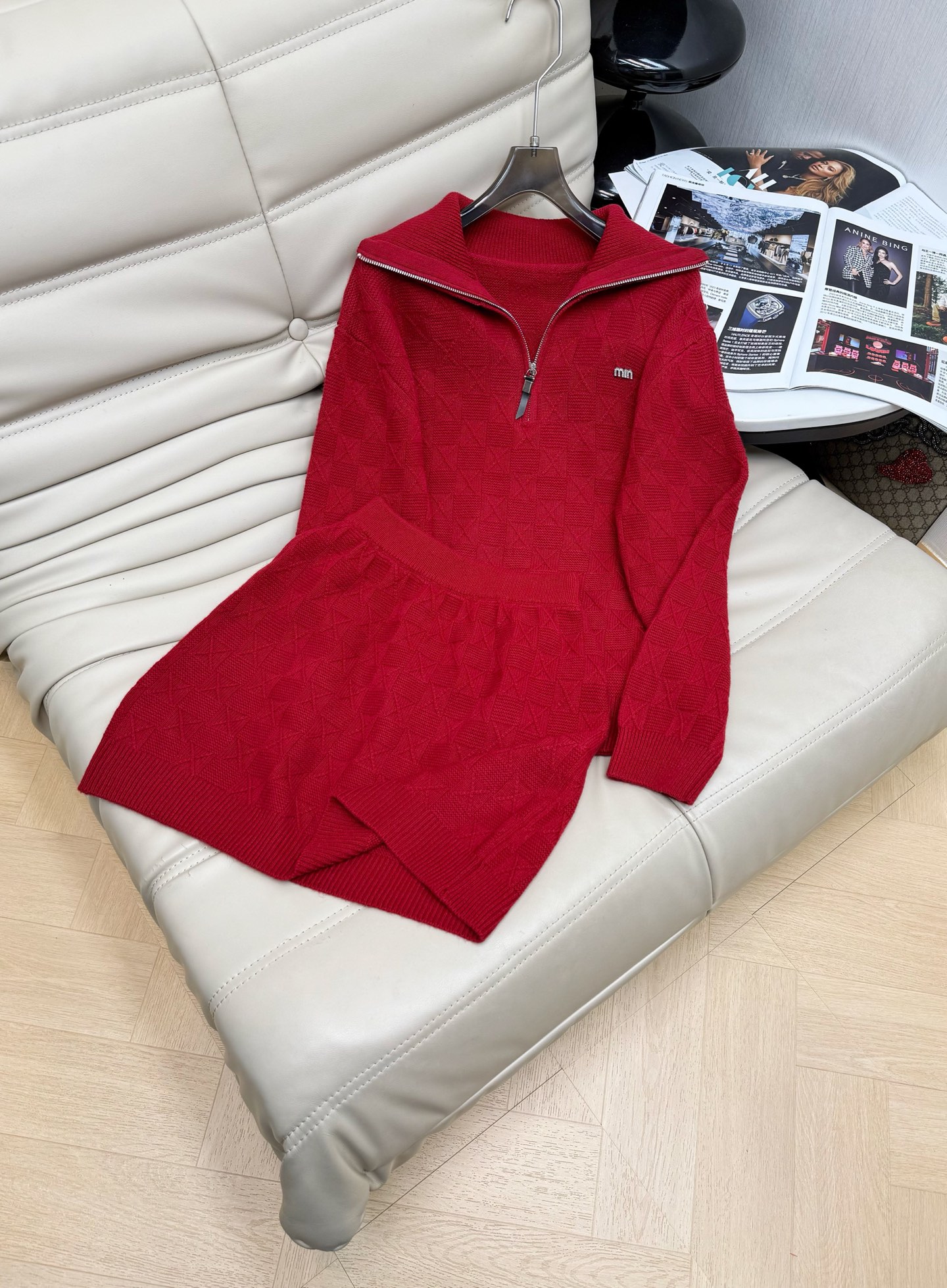 NO:685628,Exclusive first release of 2025 new styles - the latest relaxed wool suit for autumn and winter. Lazy lapel half-zip loose sweater + high-waisted skirt. Two-piece set. Diamond imported wool yarn fabric with small brooch. Simple and advanced lazy version. Durable. Warmth and appearance are both online~~ The most practical and versatile boutique. High-end daily layering in autumn and winter!  !  It has elasticity and does not choose your figure. The size is SML.,,skirts,sweaters,brooch,breastpin,19860909独家首发 2025新款———秋冬最新款松弛羊毛套装 慵懒翻领半拉链宽松毛衣+高腰半裙 两件套 菱格进口羊毛纱线面料搭配小胸针 简约高级慵懒版型 经久耐穿 保暖度和颜值却都在线～～最实穿百搭的精品 秋冬叠穿日常高级！！有弹力不挑身材 码数SML.,,skirts,sweaters,brooch，breastpin,,Women's clothing