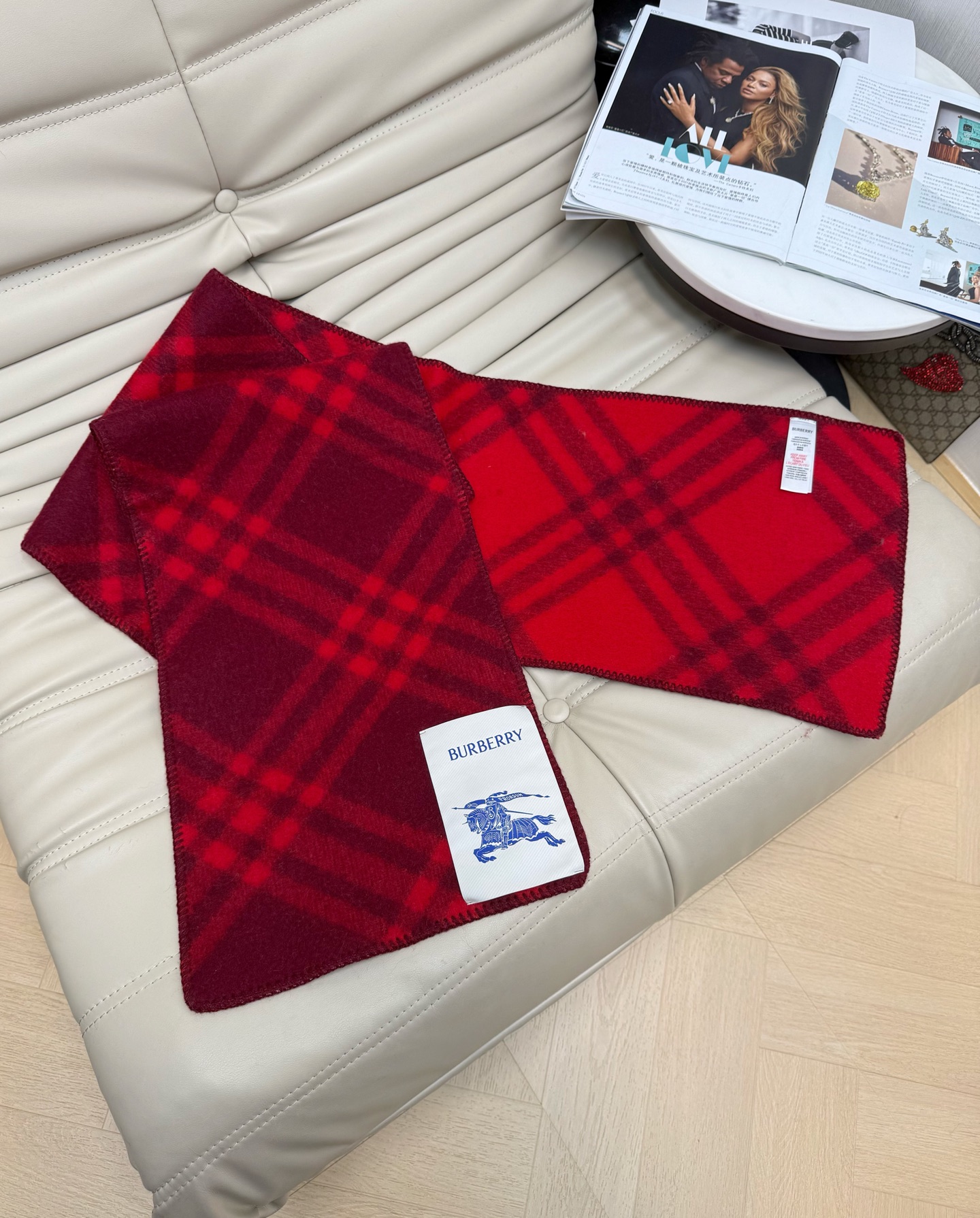 NO:686556,Burberry's most popular plaid scarf, wool, feels particularly good, is super versatile, and full of atmosphere. It is a blockbuster whenever you take a photo [Proud] A must-have for everyone. One size fits all, M,, burberry,19860909巴宝莉爆款格子围巾 羊毛 手感特别好 超级百搭 氛围感拉满 随手一拍都是大片[得意]人手必备 均码 M,,burberry,,Women's clothing