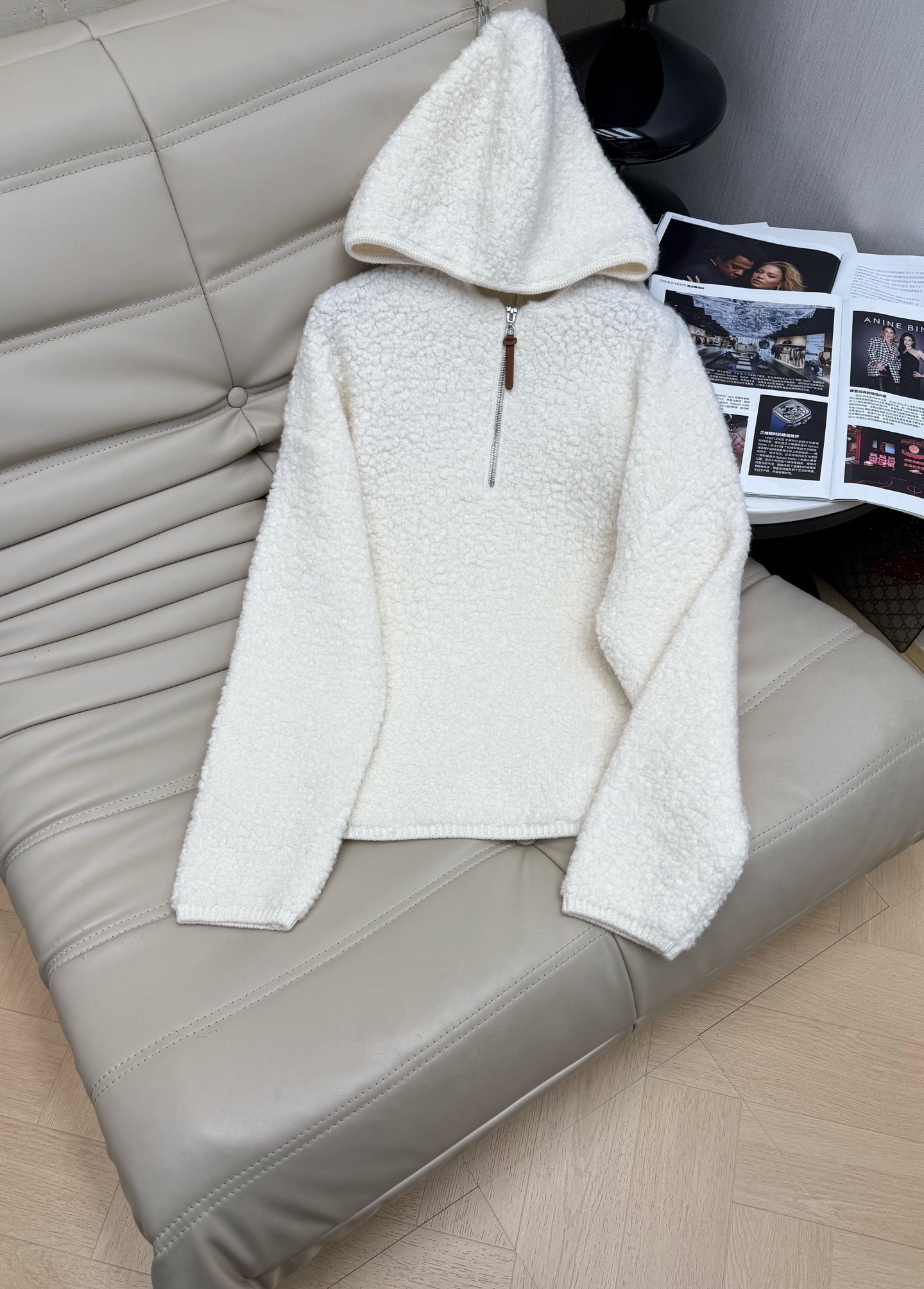 NO:687163,The exclusive first release of the new fall and winter style, a milky lambswool hooded top!  The teddy fur effect is soft and waxy and feels super soft. The boyfriend-style loose version is matched with the lazy and casual version, which is versatile and looks good with no matter how you match it. The plush texture is full of girly feeling, cute and cute, and super fashionable. Size SML,,hats,19860909独家首发秋冬新款 奶里奶气的羊羔绒连帽上衣！泰迪圈圈毛效果软糯糯的手感超柔软.男友风宽松版型搭配 慵懒休闲版型百搭不挑人怎么搭都好看.毛绒绒质感满满的少女感,可可爱爱上身超时髦.码数SML,,hats,,Women's clothing