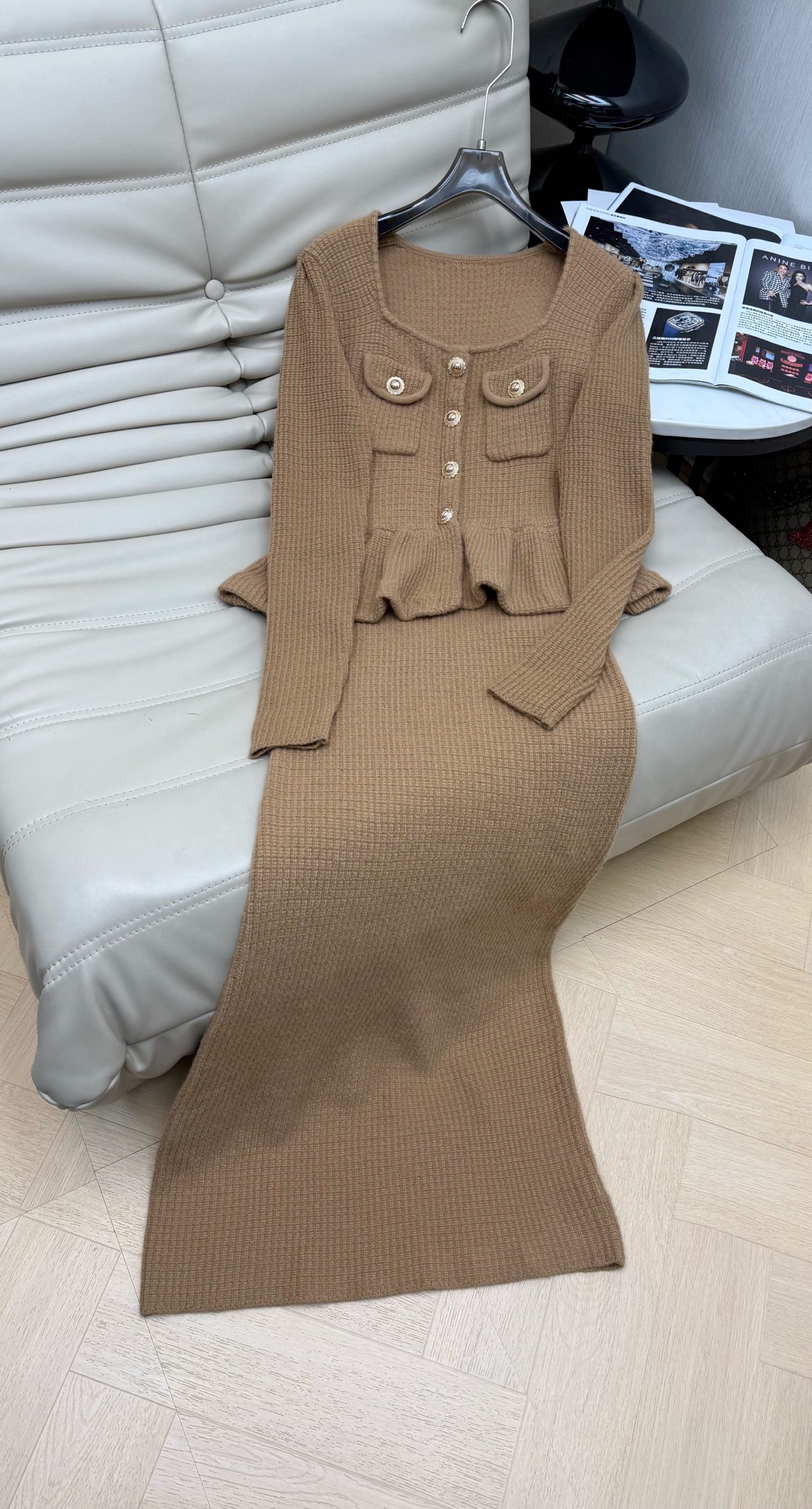 NO:693768,New model for early spring of 2026. Caramel waffle song fake two-piece skirt. The waist design of the long skirt is clearly layered, exquisite and noble. Customized gold buckles have a high-end feel ~ the whole set is retro and gentle. The upper body can become a wealthy daughter in an instant. Recommend SML M,,skirts,1986090926年早春新款 焦糖华夫歌假两件套裙 长裙腰部设计层次分明精致又显贵 定制金扣高级感~整套复古又温柔 上身秒变富家千金 推荐SML M,,skirts,,Women's clothing