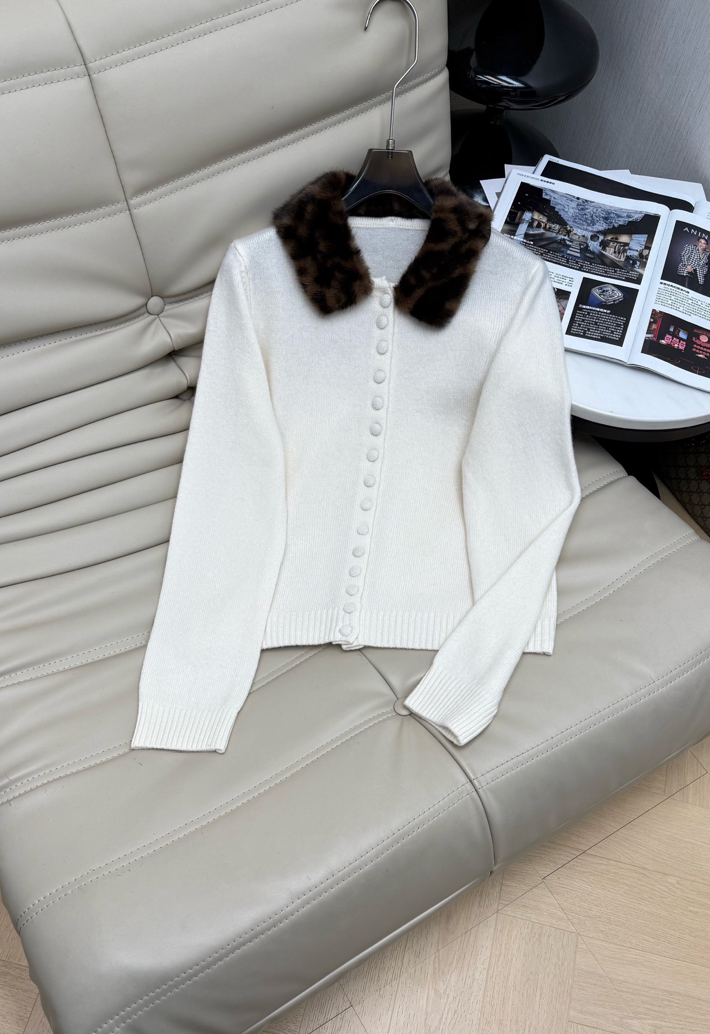 NO:696286,Recommended hot style leopard print fur collar jacket and top. A must-have in autumn and winter, it can be used as a cardigan. It is thick and warm. It is simple and advanced. The fur collar is detachable. It is full of sophistication. 2 colors SML,,jackets & coats,19860909爆款推荐豹纹毛领外套上衣 秋冬必备洋气可当开衫 加厚保暖 简单高级,毛领可拆卸 精致感十 足2色 SML,,jackets & coats,,Women's clothing