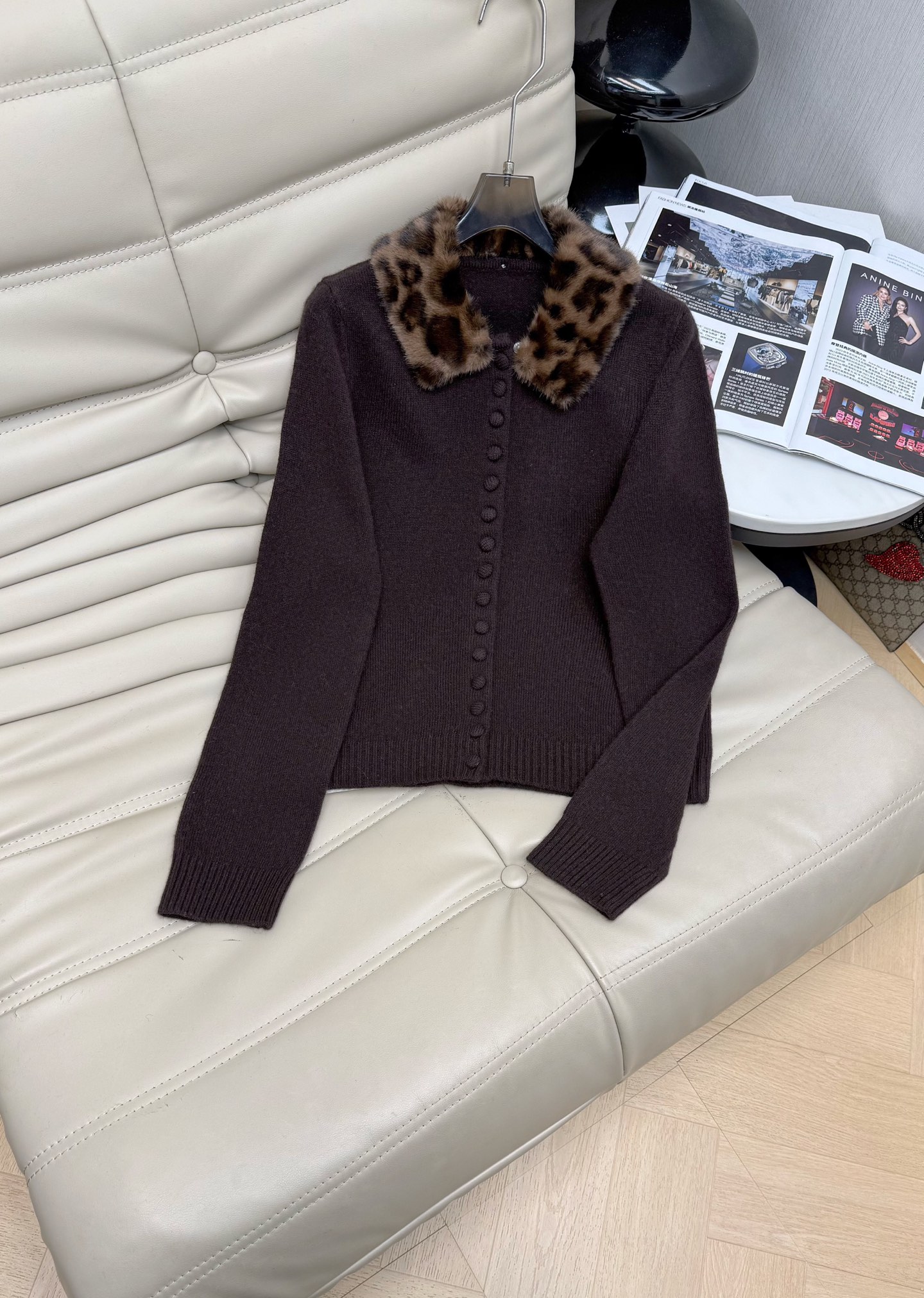 NO:697147,Recommended hot style leopard print fur collar jacket and top. A must-have in autumn and winter, it can be used as a cardigan. It is thick and warm. It is simple and advanced. The fur collar is detachable. It is full of sophistication. 2 colors SML,,jackets & coats,19860909爆款推荐豹纹毛领外套上衣 秋冬必备洋气可当开衫 加厚保暖 简单高级,毛领可拆卸 精致感十 足2色 SML,,jackets & coats,,Women's clothing