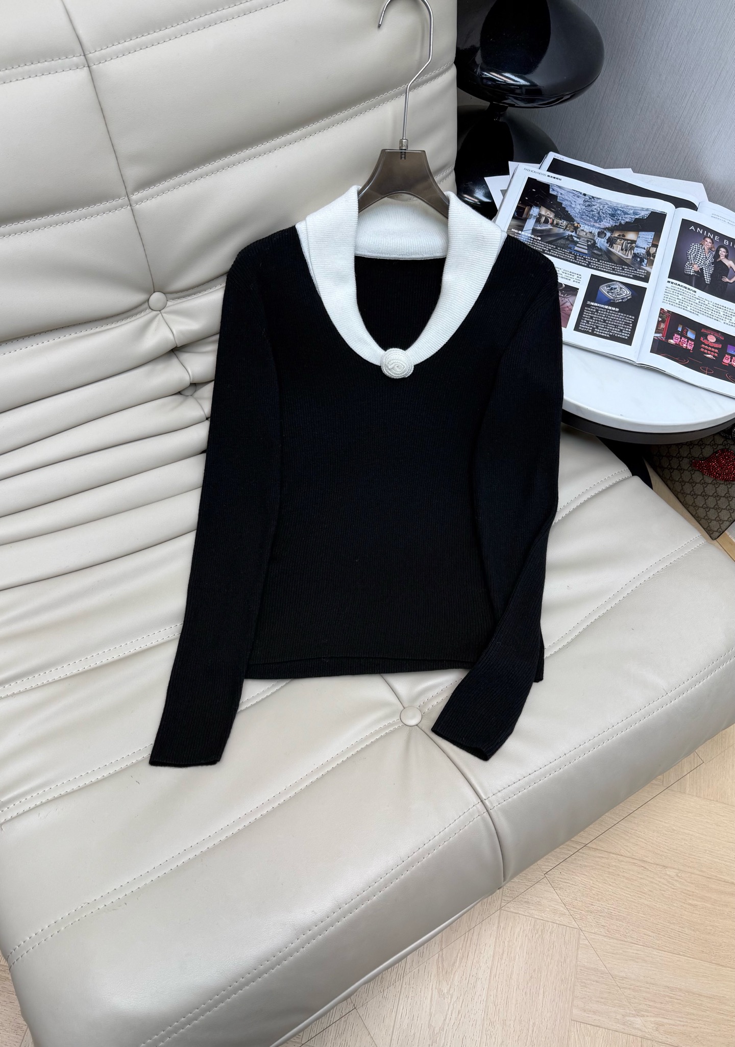 NO:697145,Tops and skirts are on sale, and we recommend the U-neck floral wool bottoming shirt!  Paper Man is a slimming tool!  Wool custom-made fabric is exquisite and elegant. It is a must-have temperament base item for white, rich and beautiful women. It has an unobtrusive slim fit and makes the upper body look slimmer!  Three-dimensional corsage embellishment, delicate texture, soft and super comfortable!  S-L code.,,skirts,19860909上衣半裙爆单推荐 U领花朵羊毛打底衫！纸片人显瘦神器！羊毛定制面料 精致优雅 白富美必入气质打底单品,不挑人修身版型上身巨显瘦！立体胸花点缀 质感细腻柔软超舒适！S-L码.,,skirts,,Women's clothing