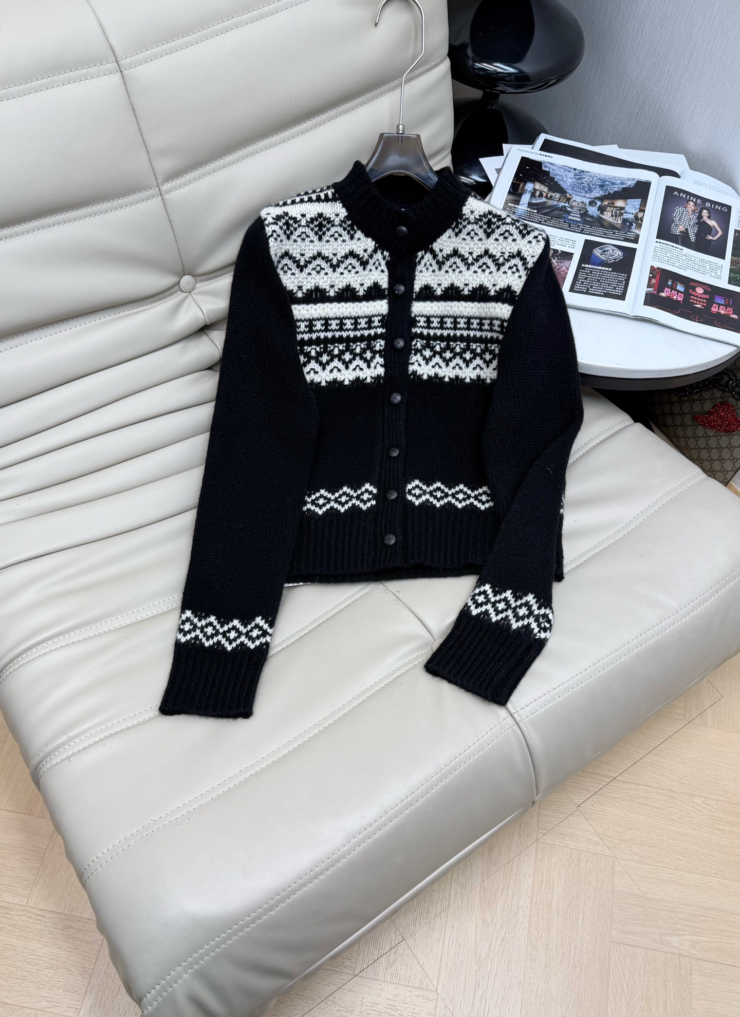 NO:697149,New product from Xiaomajia!  Jacquard woolen sweater, retro and high-quality black and white contrast Fair Isle jacquard cardigan. Made of 100% wool. The fabric is soft and skin-friendly and feels particularly good. The style is lazy and slim. Not very tolerant. Recommended by SmL,,sweaters,19860909小马家新品！提花羊毛衣复古高级感黑白撞色费尔岛提花开衫 百分百羊毛成分 面料亲肤柔软,手感特别好 版型慵懒显瘦 包容性非强 推荐 SmL,,sweaters,,Women's clothing