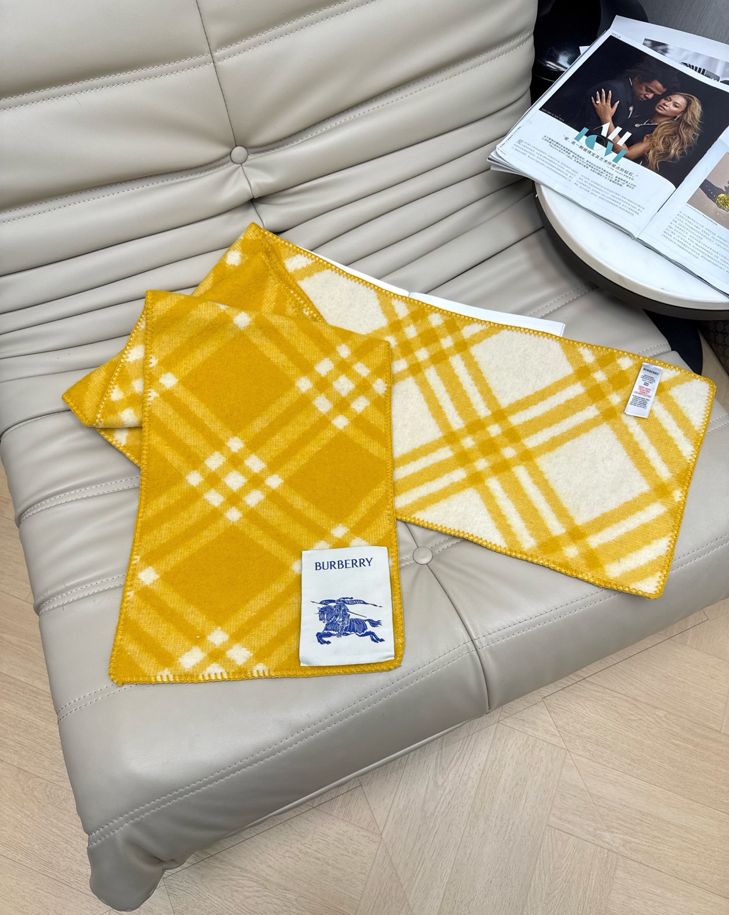 NO:708702,Burberry's most popular plaid scarf, wool, feels particularly good, is super versatile, and full of atmosphere. It is a blockbuster whenever you take a photo [Proud] A must-have for everyone. One size fits all, burberry,19860909巴宝莉爆款格子围巾 羊毛 手感特别好 超级百搭 氛围感拉满 随手一拍都是大片[得意]人手必备 均码,,burberry,,Women's clothing