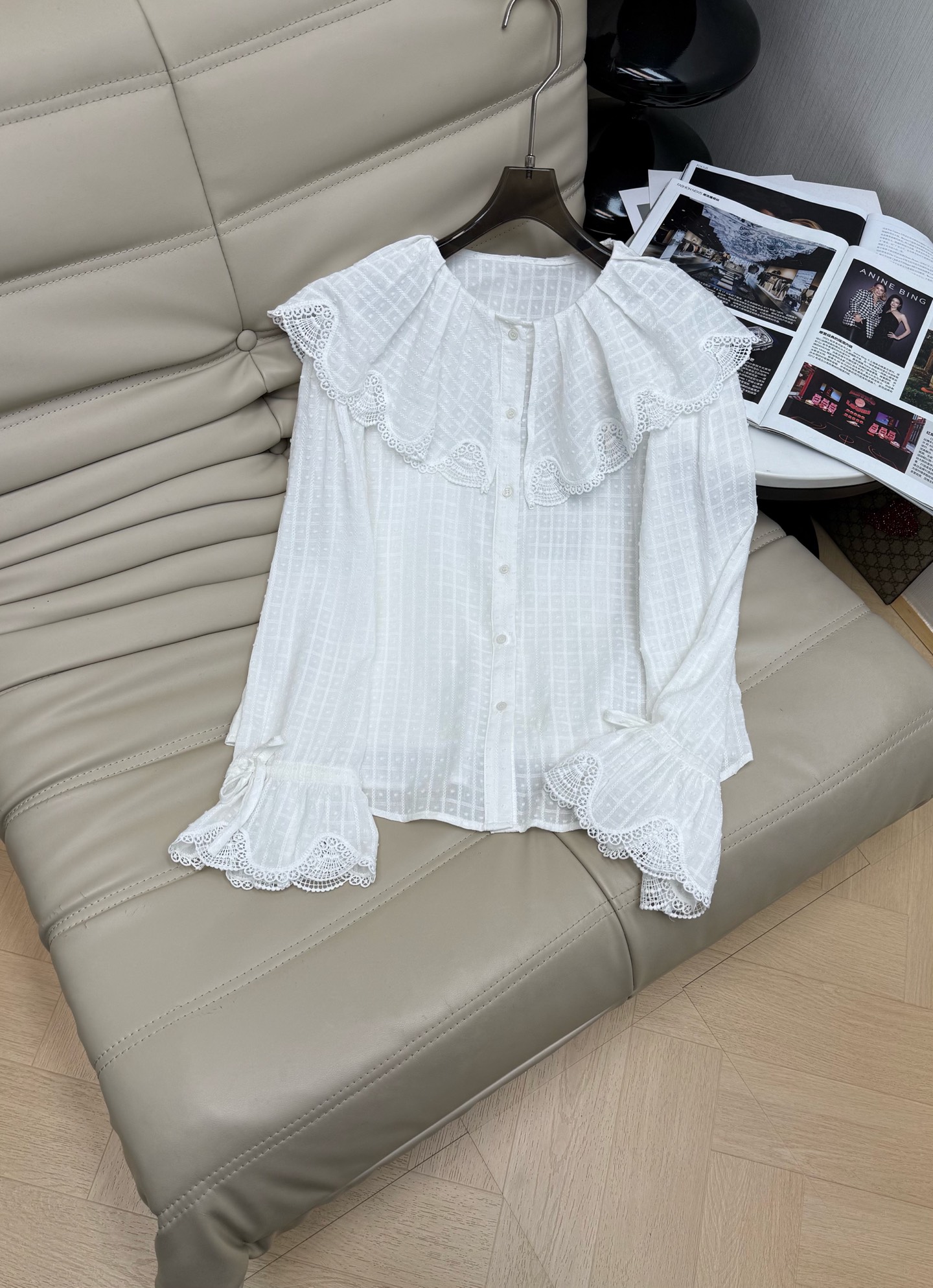 NO:708698,New model for early spring. Heavy duty lotus leaf collar, pure cotton. A style that you will fall in love with at first sight. The lotus leaf collar design on the neckline is romantic yet sweet. With a delicate ruffled wide collar, the upper body is elegant and elegant. It is simply not too charming. Recommend 34 36 38,,19860909早春新款 重工荷叶领纯棉一眼就爱的款 领口荷叶领设计 浪漫又不失甜美 搭精致荷叶边宽领袖 优雅大方上身简直不要太迷人~推荐34 36 38,,,Women's clothing