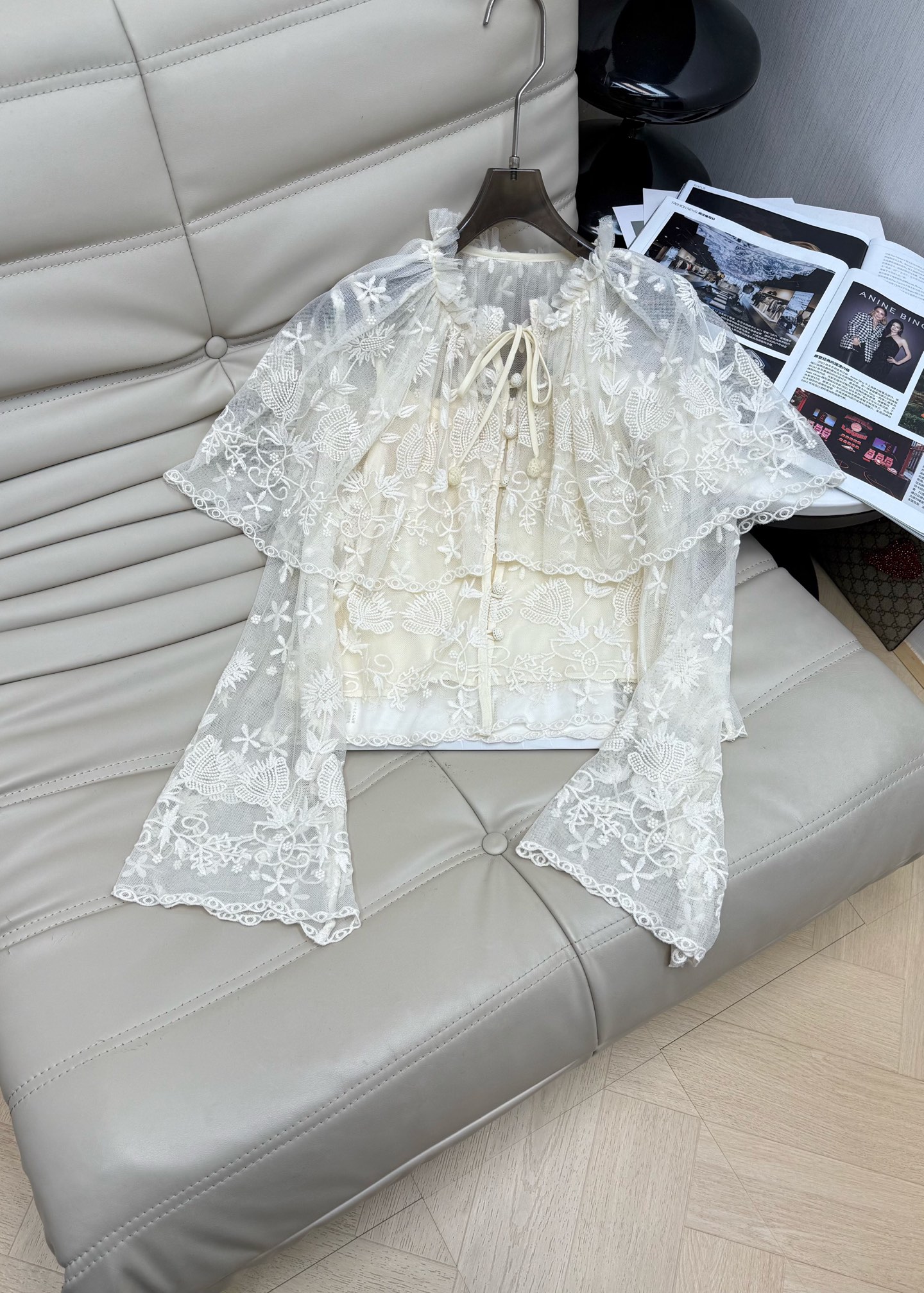 NO:708694,NEW 26PF three-dimensional embroidery French design embroidered shawl-style strappy top is made of lightweight mesh fabric with exquisite three-dimensional embroidered flowers for a high-end and romantic texture~ It is a heart-warming feeling!  This lace top is so pretty♀ Recommended 34 36 38,,shawls,19860909NEW 26PF立体刺绣法式设计感刺绣披肩式系带上衣 采用了轻盈的网纱面料,带有精致的立体感刺绣花朵质感高级浪漫~是心动的感觉呀！这件蕾丝上衣也太仙了吧♀ 推荐 34 36 38,,shawls,,Women's clothing