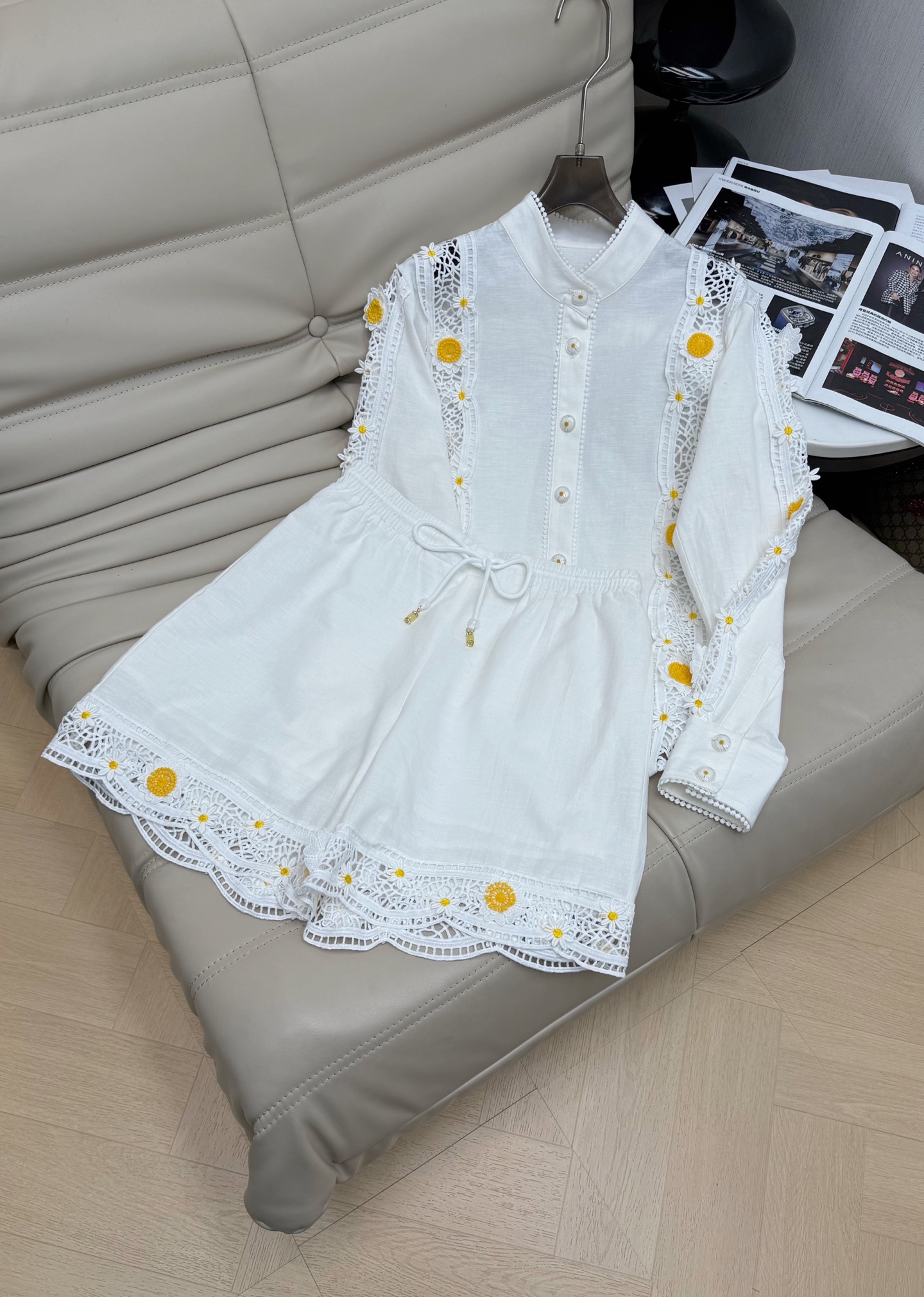 NO:708699,New style of shirts and shorts for early spring in 2026. Niche three-dimensional daisy hollow embroidered long-sleeved top and shorts two-piece set, customized linen stand-up collar, sweet age-reducing material, light and elegant, faintly revealing the delicate skin. The upper body has its own gentleness and elegance!  Size 34 36 38 lining,,shorts,19860909衬衣短裤26年早春新款 小众立体小雏菊镂空刺绣长袖上衣短裤两件套,定制亚麻 立领甜美减龄材质轻盈飘逸,若隐若现间透出肌肤的细腻.上身自带温柔与优雅！尺码34 36 38衬,,shorts,,Women's clothing