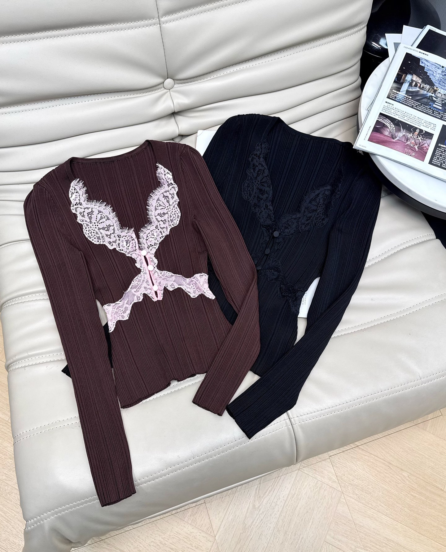 NO:709096,NEW 26PF new V-neck lace knitted top. This lace top that makes you excited at first glance puts romance and elegance on your body. Whether worn alone or layered, it can easily give you a French style ~ two-color SmL,,19860909NEW 26PF新款V领蕾丝边针织上衣 一眼心动的蕾丝衫把浪漫和优雅都穿在身上,无论是单穿还是内搭都能轻松给能get法式风情~两色SmL,,,Women's clothing