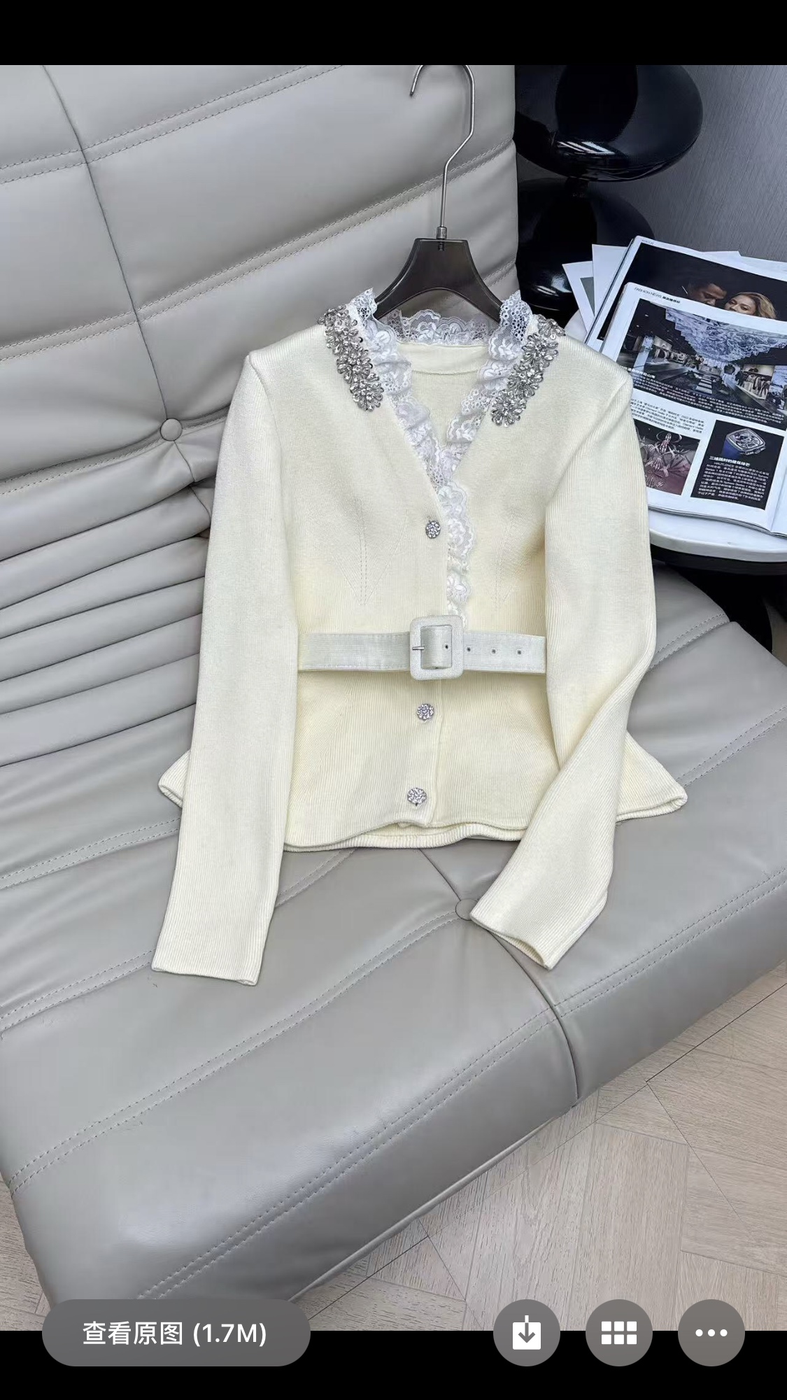 NO:709100,NEW 26PF new V-neck with lace. The V-shaped neckline adopts exquisite lace splicing and is embellished with sparkling rhinestones, adding a sense of gorgeousness and femininity. The waist is equipped with a thin belt of the same color, which can easily outline the waistline and make the overall look more tall. Wearing it makes you feel like the daughter of a wealthy family. Recommend SML,,19860909NEW 26PF新款V领拼蕾丝V字领口采用了精致的蕾丝拼接并点缀了闪亮的水钻 添加了华丽感和女人味 腰间配有一条同色系的细腰带可以轻松勾勒出腰线让整体造型更显高挑 穿上他感觉自己就是富家千金本金了推荐 SML,,,Women's clothing