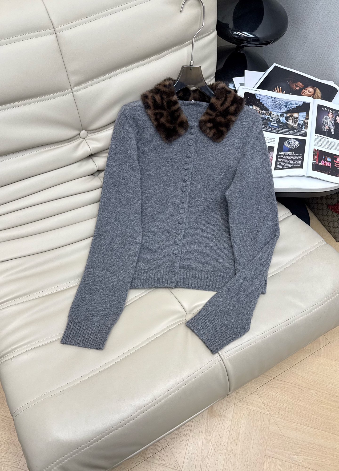 NO:709762,The popular recommendation is the leopard print fur collar jacket and top. A must-have for autumn and winter, it can be used as a cardigan. It is thick and warm. It is simple and advanced. The fur collar is detachable. It is full of sophistication. SML M,,jackets & coats,19860909爆款推荐豹纹毛领外套上衣 秋冬必备洋气可当开衫 加厚保暖 简单高级,毛领可拆卸 精致感十足SML M,,jackets & coats,,Women's clothing