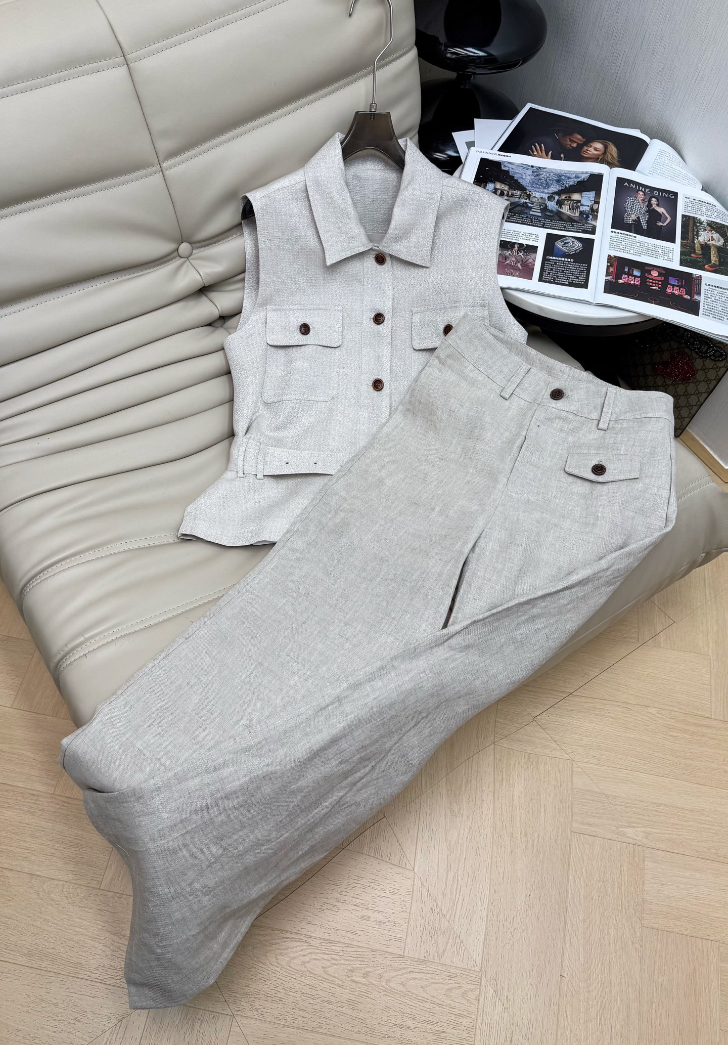 NO:709753,Top L Long Skirt NEW 26PF new sleeveless shirt. Simple design, three-dimensional cutting, with lapels, chest pockets and belt. It can well modify the body proportions. It is a versatile fashion item, whether it is paired with trousers or short skirts, it can easily create a high-end look~,,skirts,shirts,19860909上衣l 长 短裙NEW 26PF新款无袖衬衫 设计简约 裁剪立体 带有翻领胸前口袋和腰带 能够很好的修饰身材比例 是一款百搭的时尚单品 无论是搭配长裤还是短裙都能轻松搭出高级感~,,skirts,shirts,,Women's clothing