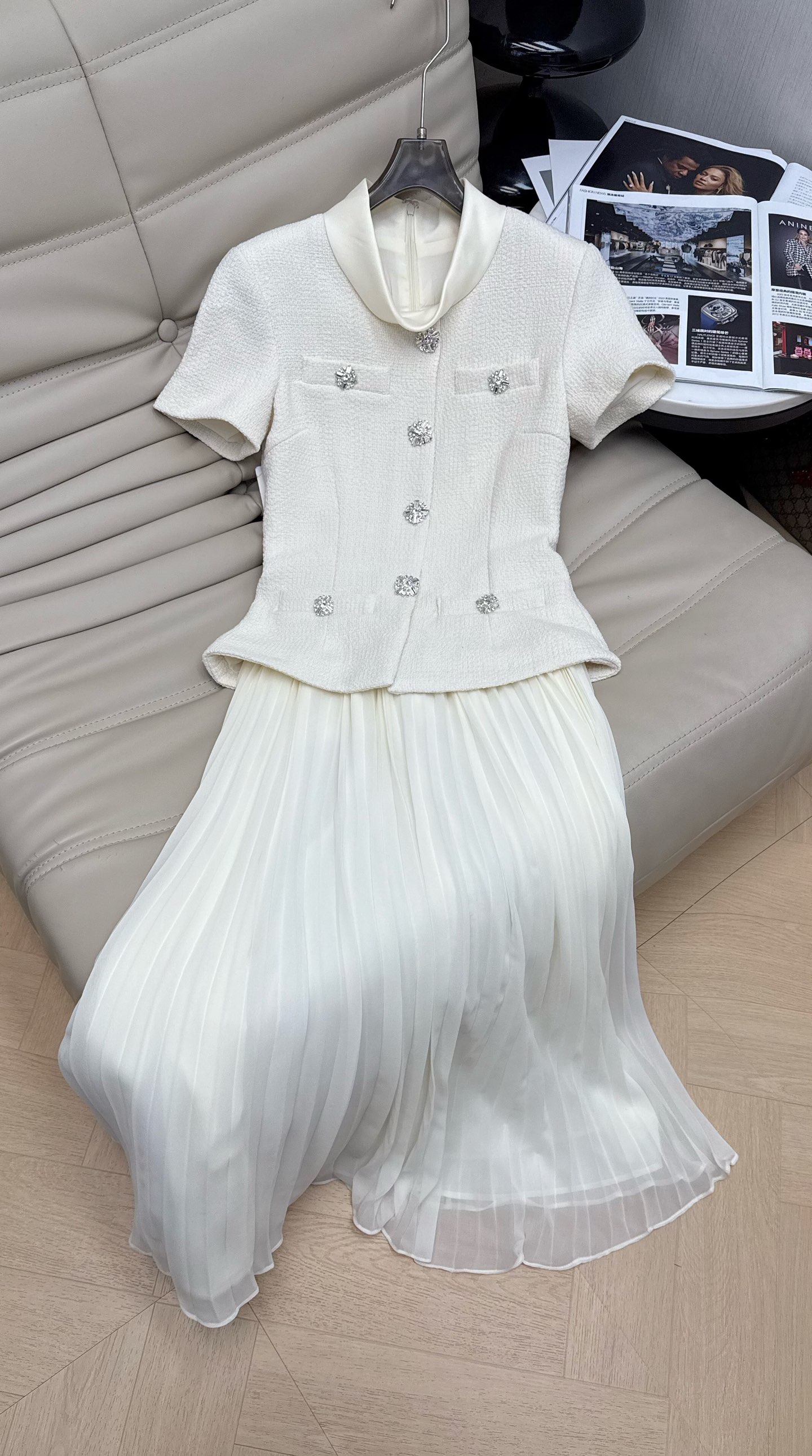 NO:710191,The 26PF new dress adopts a small fragrance design. The decoration on the neckline and buttons adds sophistication and highlights. The high-waisted A-line pleated skirt has an elegant and flexible hem. It can well modify the figure and show a gentle temperament. Recommend SML,,skirts,1986090926PF新款连衣裙 采用的小香风设计 领口和纽扣的装饰增添了精致和亮点.高腰A字百褶裙 裙摆飘逸灵动 能够很好的修饰身材 展现温柔气质 推荐SML,,skirts,,Women's clothing