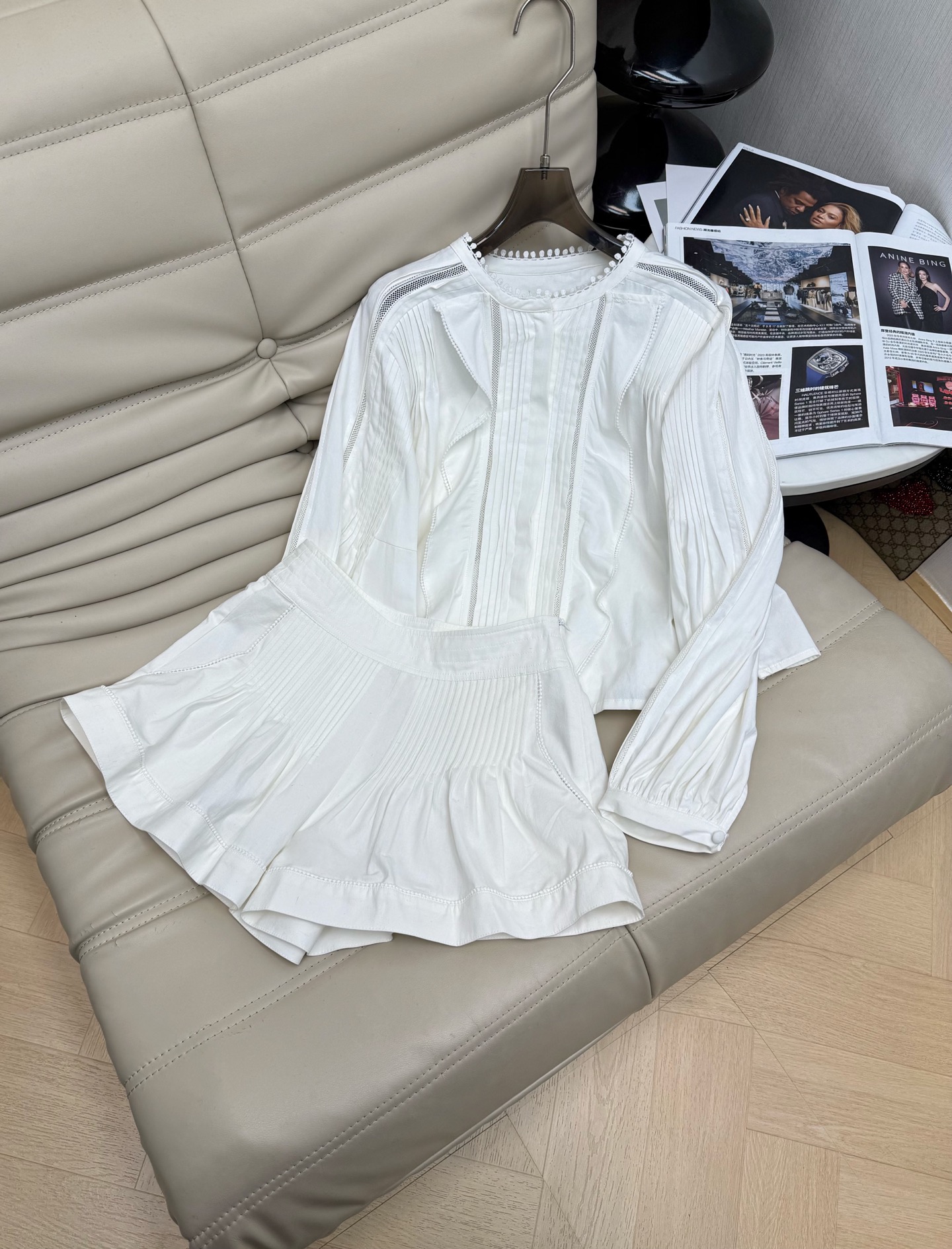 NO:710175,Tops and pants 26PF early spring new niche French tops and shorts. The shirt is characterized by exquisite pleats on the collar and sleeves. The details are perfect and matched with wide-leg shorts of the same series. It has an effortless sense of sophistication. It is gentle and reduces age~recommended,,shorts,19860909上衣 裤子 26PF早春新款小众法式上衣短裤 衬衣特点是领口和袖子带有精致的褶皱设计 细节满分搭配上同系列阔腿短裤 自带一种不费力的精致感 温柔又减龄~推荐,,shorts,,Women's clothing