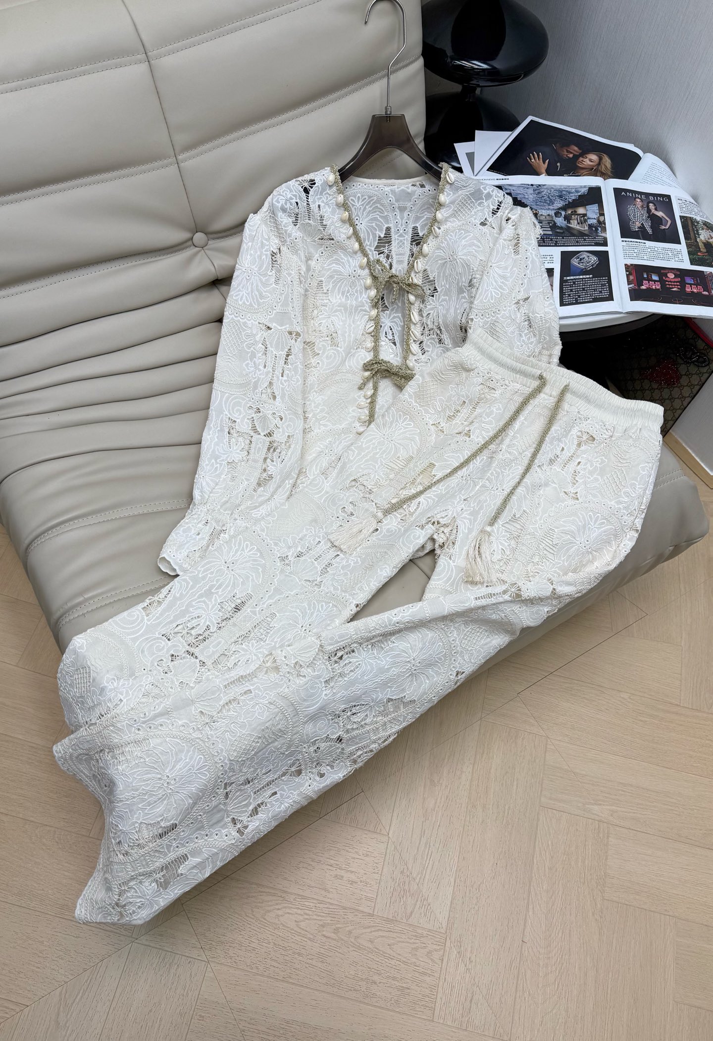 NO:710169,Tops and pants 26PF early spring new exquisite lace suit can be separated P. The hollow suit hides a lot of elegance and subtleties. The V-neck design elongates the neck line. The gold thread rope ends are decorated with shells and the puff sleeves can quietly hide the little flesh. Recommend SmL,,19860909上衣 裤 26PF早春新款精致蕾丝套装 可分开P.镂空套装藏着满满的优雅小心机 V领的设计拉长了颈部线条 金线绳端贝壳点缀泡泡袖又能悄悄藏住小肉肉 推荐SmL,,,Women's clothing