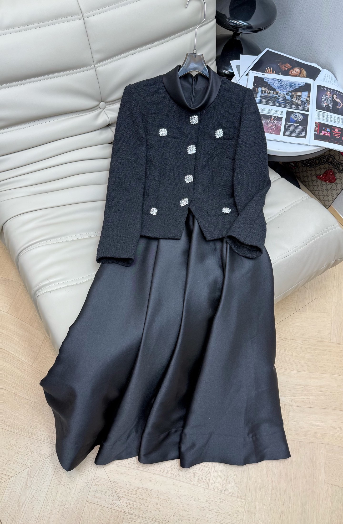 NO:710186,26PF early spring. An elegant and sassy black slub patchwork dress. The neat tailoring outlines the perfect figure. The mystery of black and the brilliance of diamond jewelry collide to create a strong aura. It can make you confident whether you are attending a dinner party or an important occasion. The satin skirt has a high-end luster. Carry a bling bling handbag and you will be the protagonist tonight. Recommend SmL,,skirts,1986090926PF早春 又A又飒的黑色粗纺拼接连衣裙 利落的剪裁勾勒出完美身形 黑色的神秘与钻饰的璀璨碰撞出强大气场 无论是参加晚宴还是重要场合都能让你自信满满 缎面裙摆自带高级光泽感 拎上一个不灵bling bling手包今晚的主角就是你 推荐SmL,,skirts,,Women's clothing