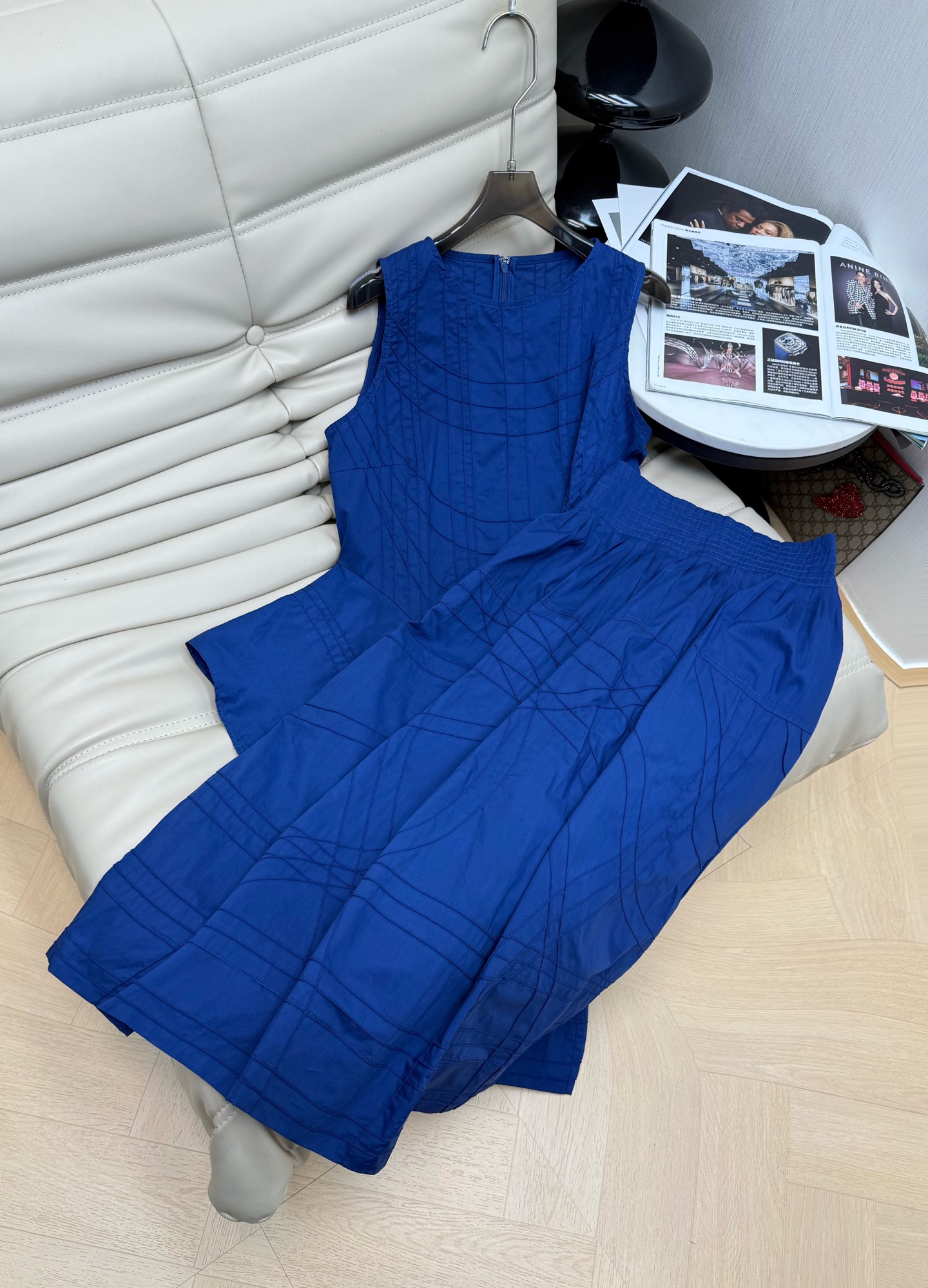 NO:712770,Top and skirt, 2026 PF early spring new model, Klein blue sleeveless top + skirt fashion set. The plaid texture on the chest of the top is full of texture. The ruffles on both sides of the waist are a little playful. It is a life style that can be either salty or sweet!  The drawstring design can well modify the body shape, adding a sweet and smart atmosphere. Pair it with the high-waisted skirt of the same series. The A-line skirt modifies the shape of the legs. It is very friendly to pear-shaped figures. Two colors are recommended, 34-36-38, skirts,19860909上衣半裙 26年PF早春新款 克莱因蓝无袖上衣+半身裙时尚套装 上衣胸前的格纹肌理感满满 腰部两侧荷叶边又带点小俏皮 是可盐可甜的本命款没错了！抽绳设计都能够很好地修饰身形 增添甜美与灵动的气息 搭上同系列高腰半裙 A字裙摆修饰腿形 对梨形身材超友好 两色推荐34-36-38上,,skirts,,Women's clothing