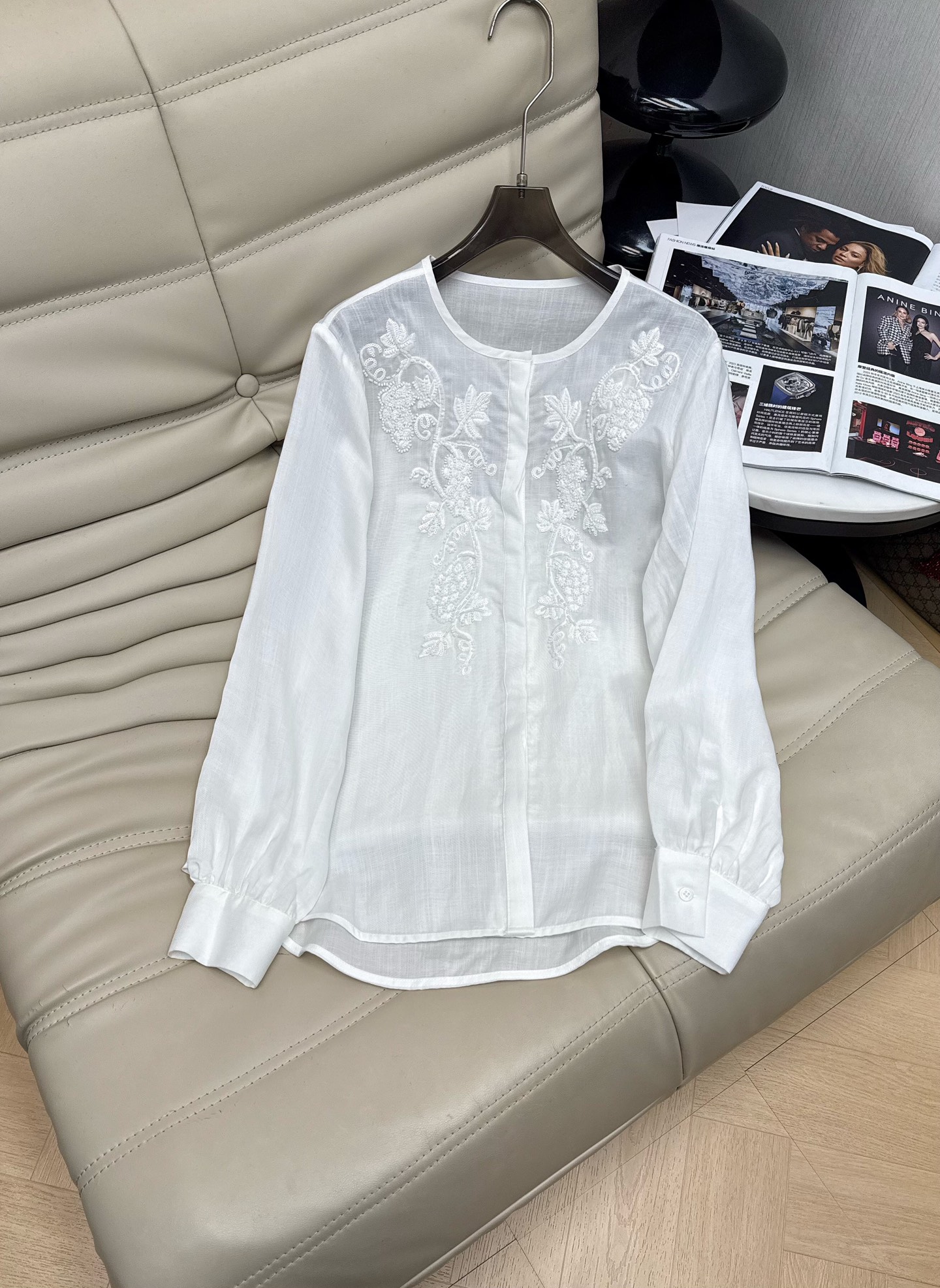 NO:712784,26PF early spring new heavy cotton and linen beaded embroidery shirt. The grapevine embroidery on the chest is the finishing touch. It is delicate and unobtrusive, like a flowing ink painting. The light fabric is as comfortable to wear as if you are not wearing it. It is the kind of gentle temperament that people can’t help but want to get close to. The simpler and more advanced it seems, but in fact, a lot of effort has been put into the fabric and embroidery. The meticulous and exquisite embroidery of the grapevine is a low-key luxury.  Wear it and you will walk with a sense of high-end. Two colors 34-36-38,,1986090926PF早春新款棉麻重工订珠刺绣衬衣 胸前的葡萄藤刺绣是点睛之笔精致又不张扬,像一部流动的水墨画,轻盈的面料穿着就像没穿一样舒服,是那种让人忍不住想靠近的温柔气质 越简单越高级看似简单约实则在面料和刺绣上都下足了功夫 葡萄藤的刺绣细密精致是低调的奢华 穿上它你就是行走的高级感.两色34-36-38,,,Women's clothing